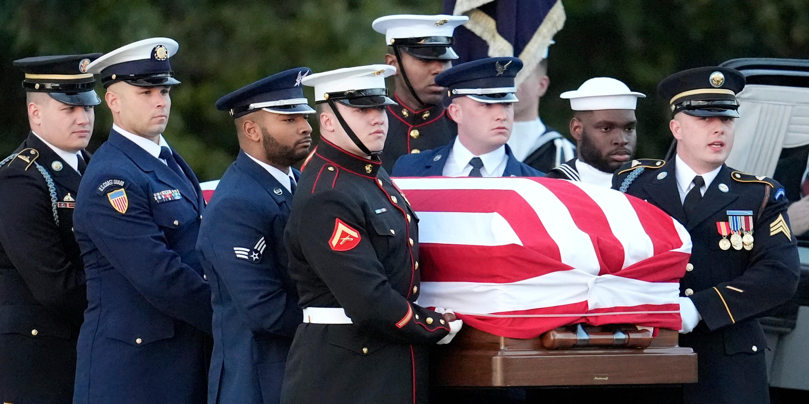 Jimmy Carter wird beigesetzt. Soldaten tragen einen mit der US-Flagge verhüllten Sarg