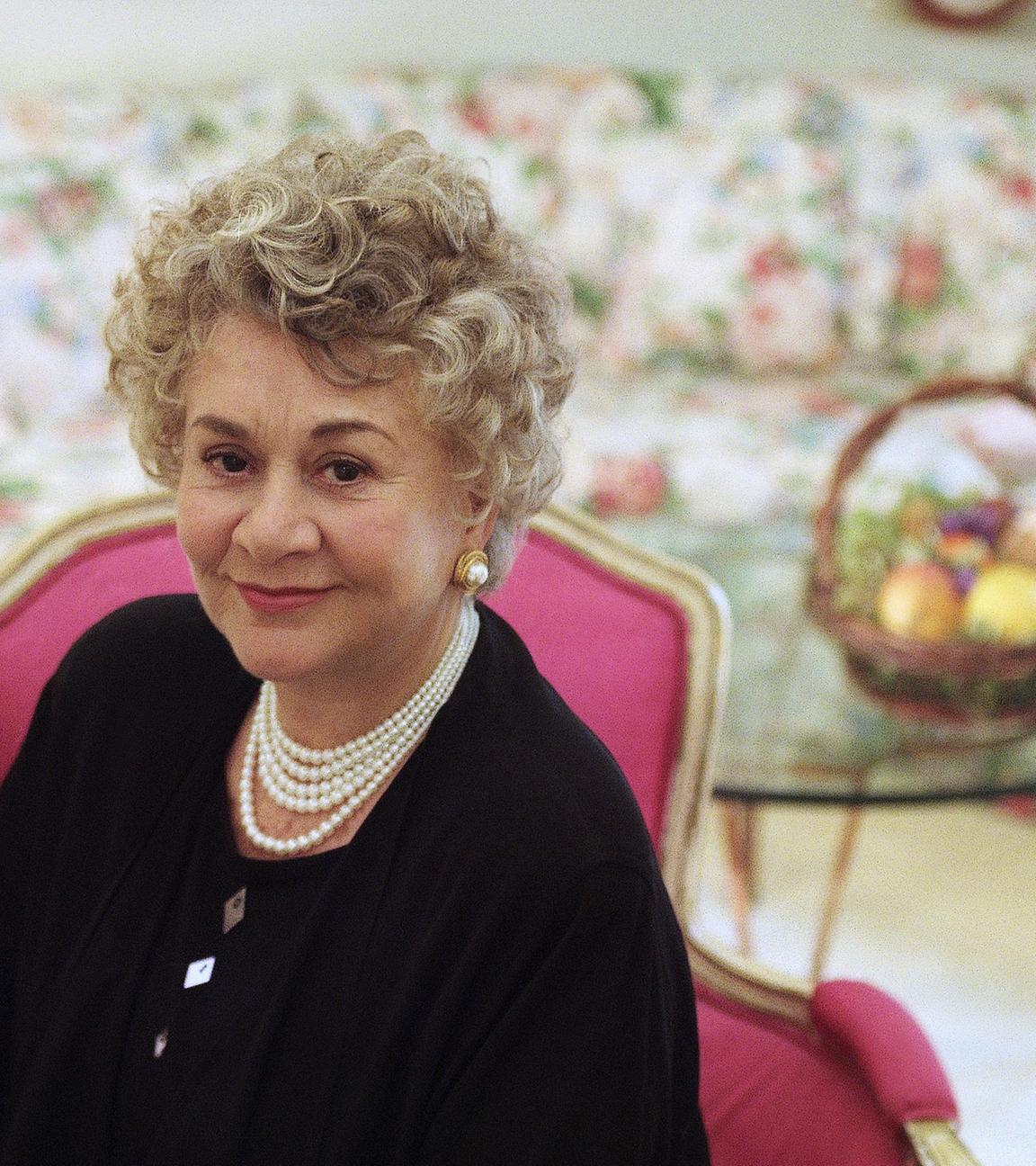  Die Schauspielerin Joan Plowright posiert für ein Porträt in einem New Yorker Hotel. 