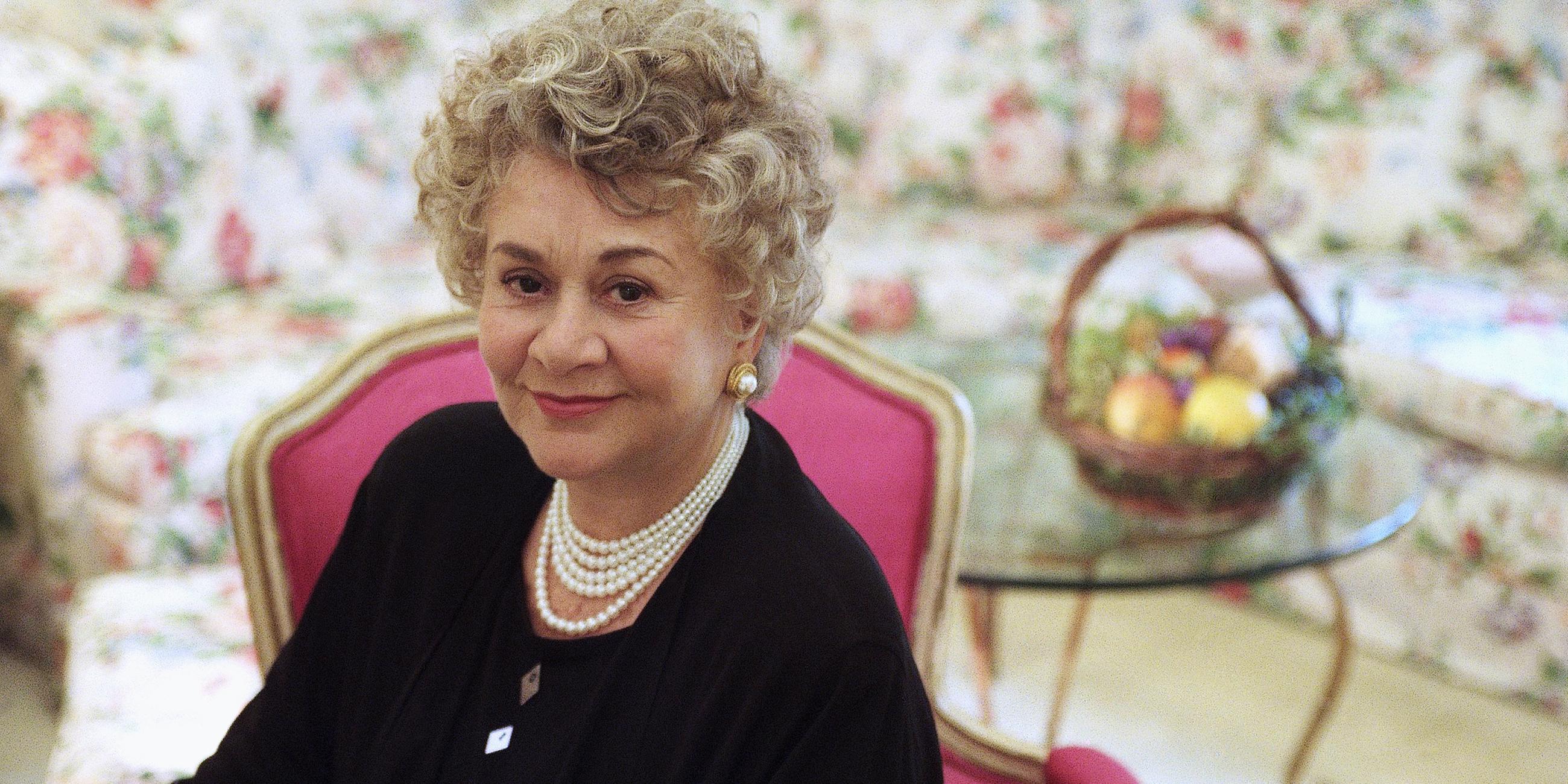  Die Schauspielerin Joan Plowright posiert für ein Porträt in einem New Yorker Hotel. 