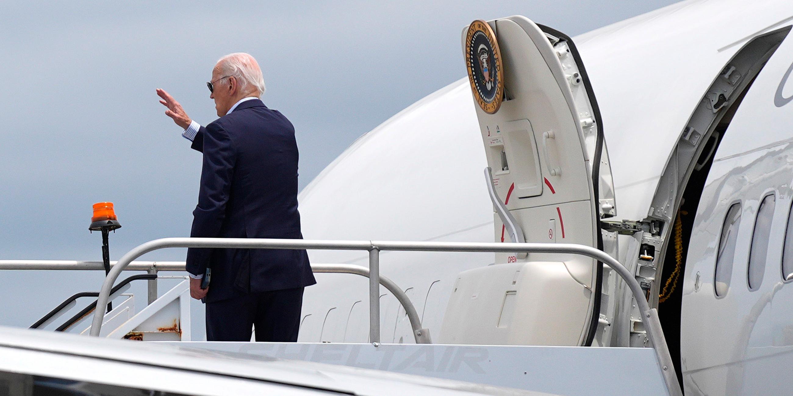 Joe Biden winkt beim Einstieg in sein Flugzeug.