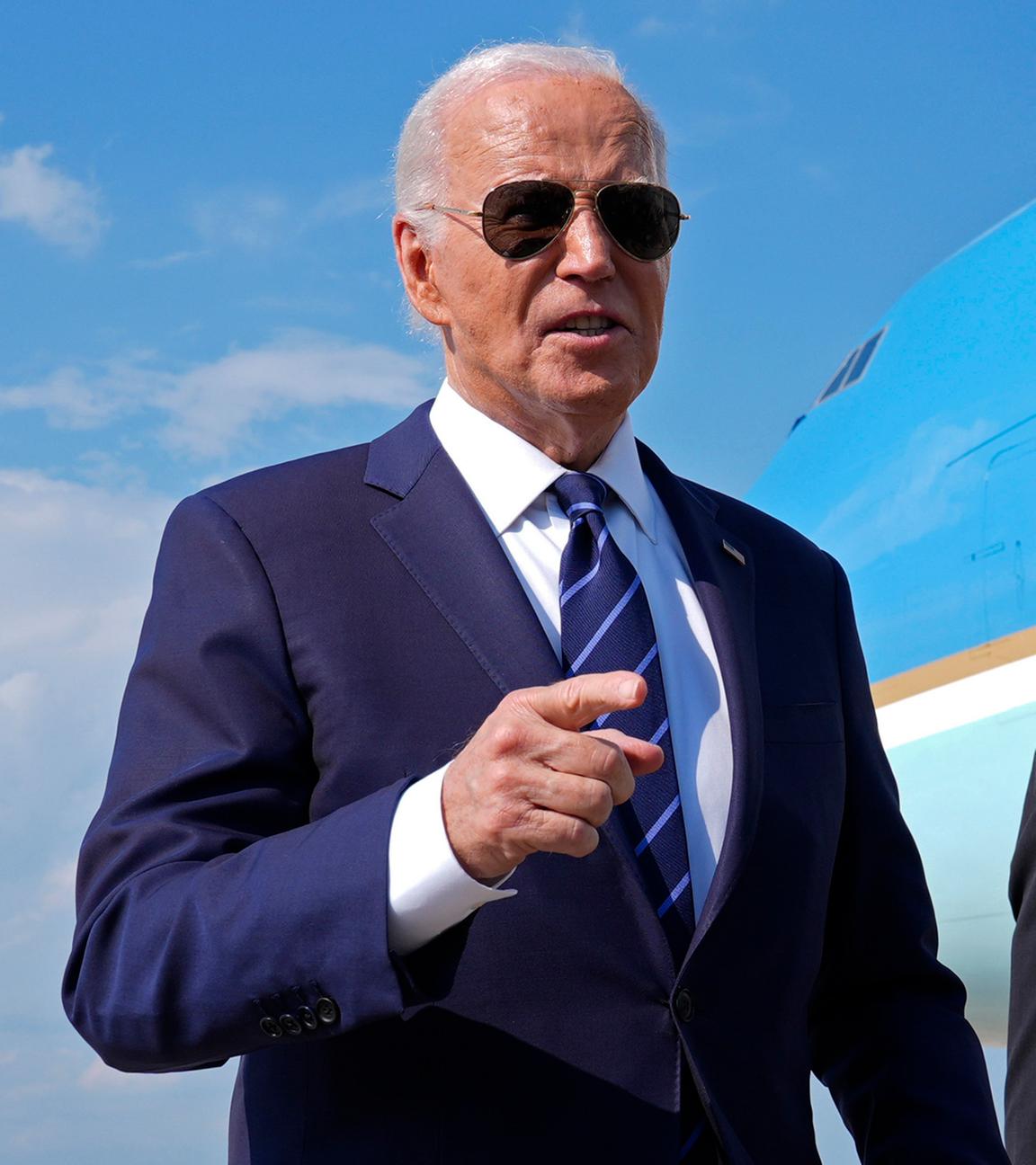 US-Präsident Joe Biden (l) spricht auf dem Weg nach Las Vegas zu Reportern auf der Andrews Air Force Base, aufgenommen am 15.07.2024 