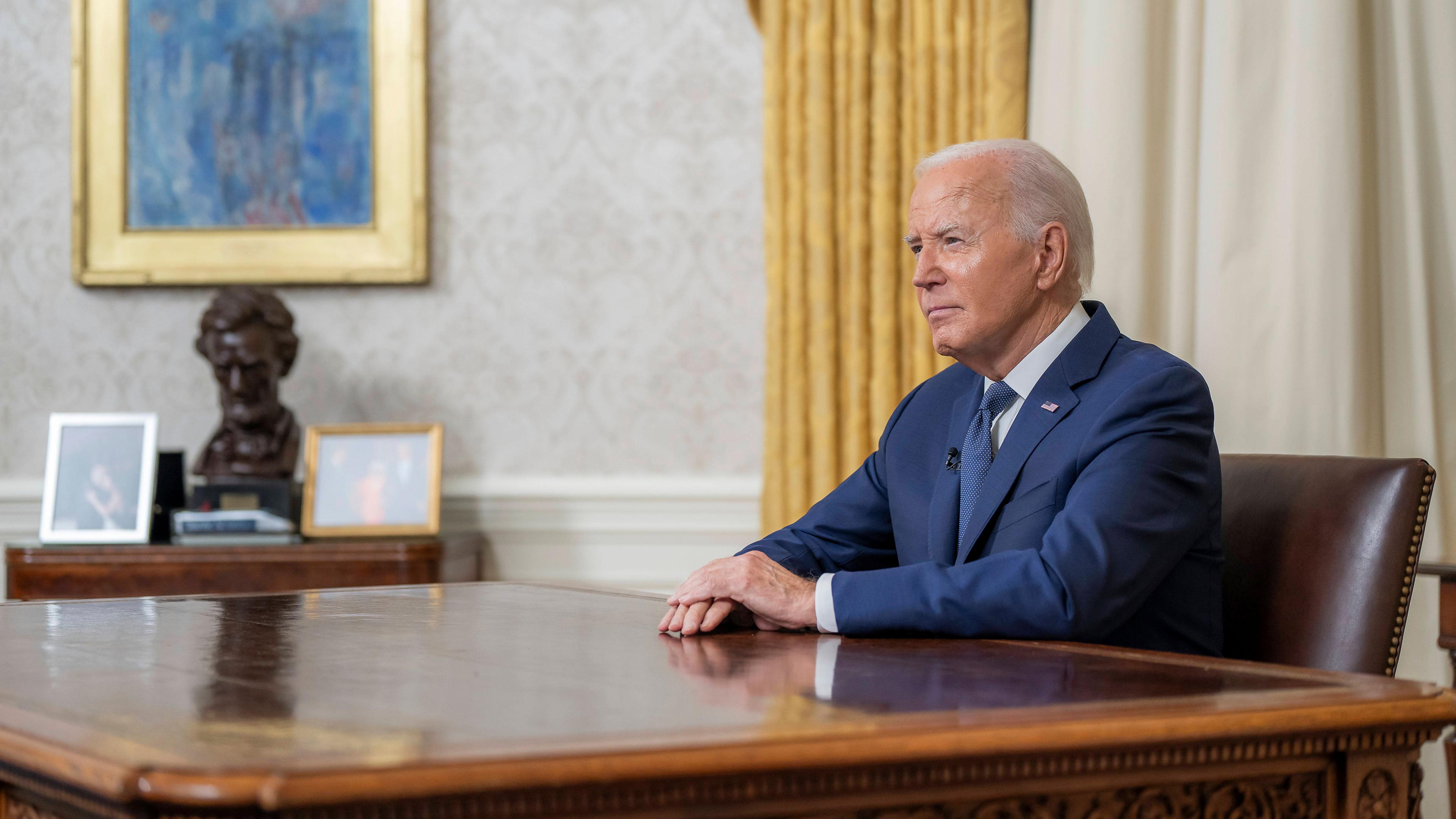 Joe Biden wendet sich nach dem Attentat auf den ehemaligen Präsidenten Trump vom Oval Office des Weißen Hauses aus an die Nation, 14.07.2024.