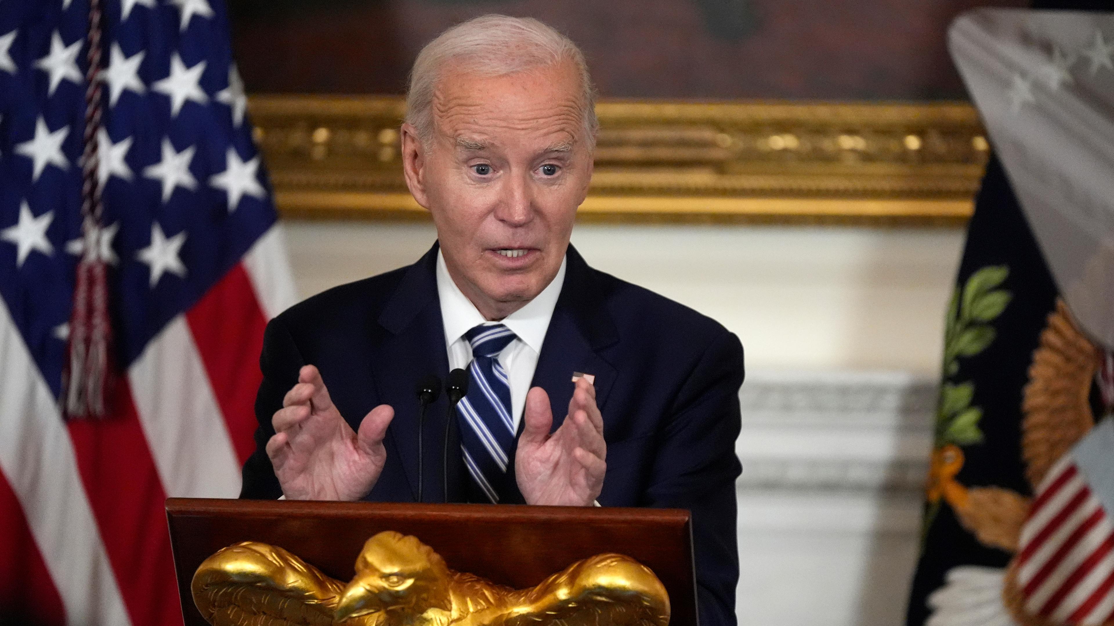 Joe Biden spricht im State Dining Room des Weißen Hauses.