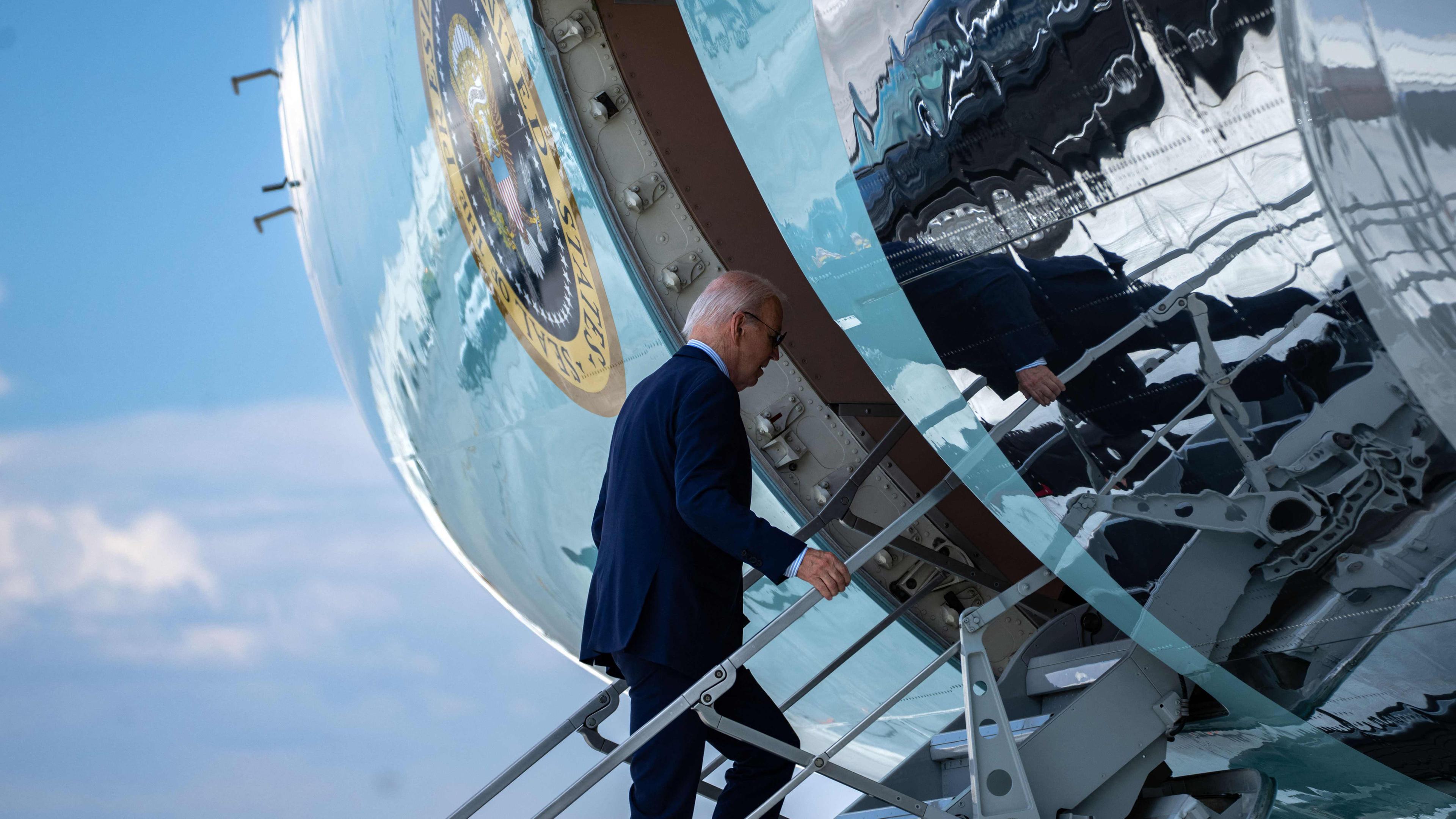 US-Präsident Joe Biden läuft die Stufen zu seinem Flugzeug Air Force One hoch.