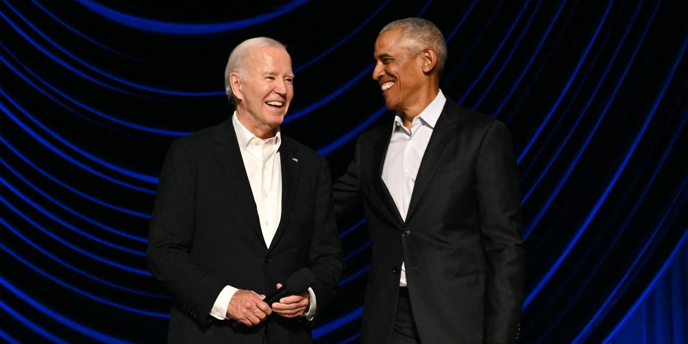Joe Biden steht mit dem ehemaligen US-Präsidenten Barack Obama auf der Bühne während einer Wahlkampfspendengala im Peacock Theater in Los Angeles am 15.06.2024.