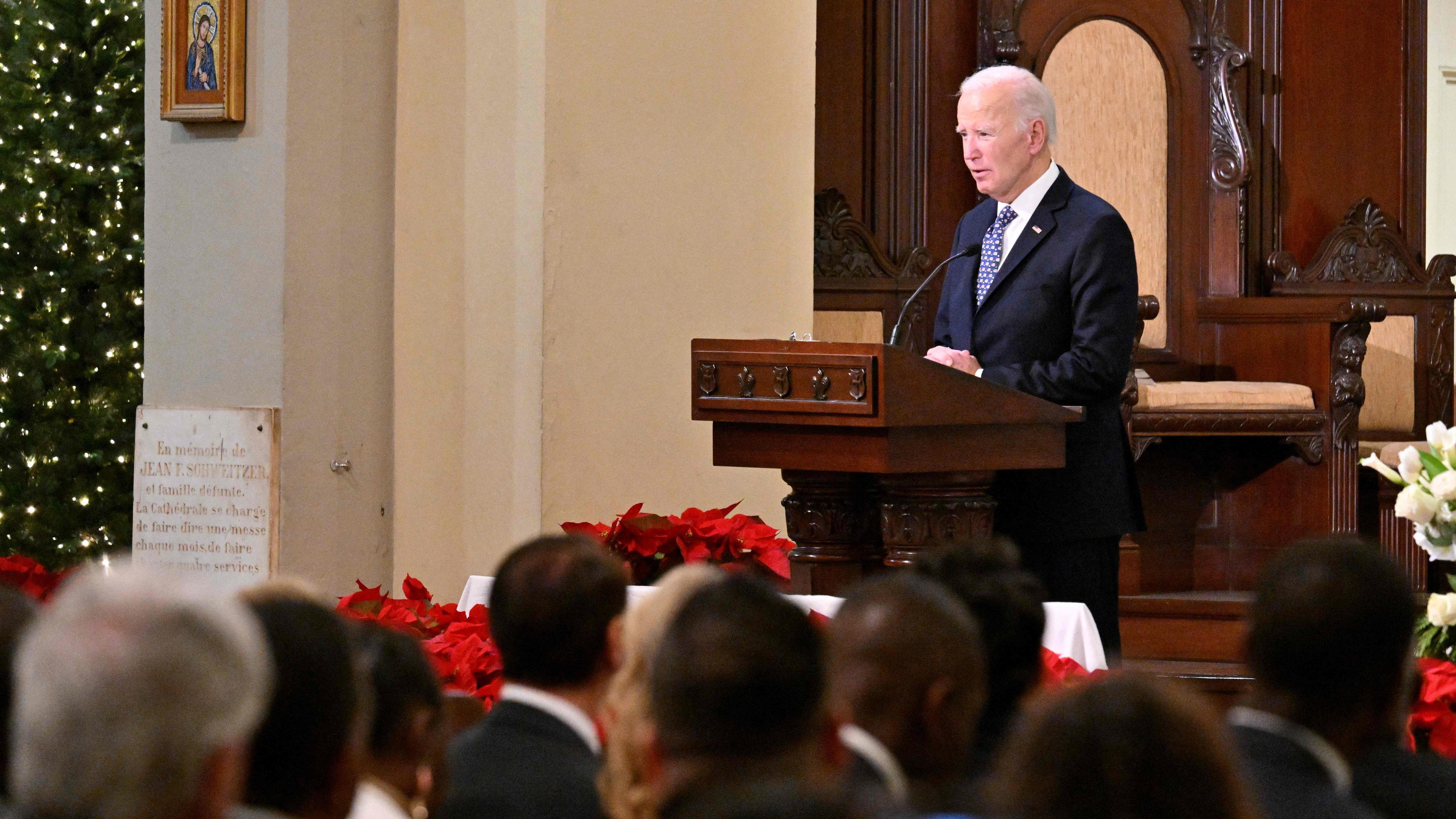 US-Präsident Joe Biden spricht während eines interreligiösen Gebetsgottesdienstes mit den vom LKW-Anschlag am 1. Januar in New Orleans betroffenen Familien und Gemeindemitgliedern in der Kathedrale-Basilika des Heiligen Ludwig, König von Frankreich.