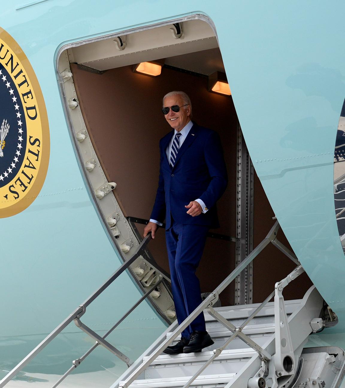 US-Präsident Joe Biden steigt aus der Air Force One.