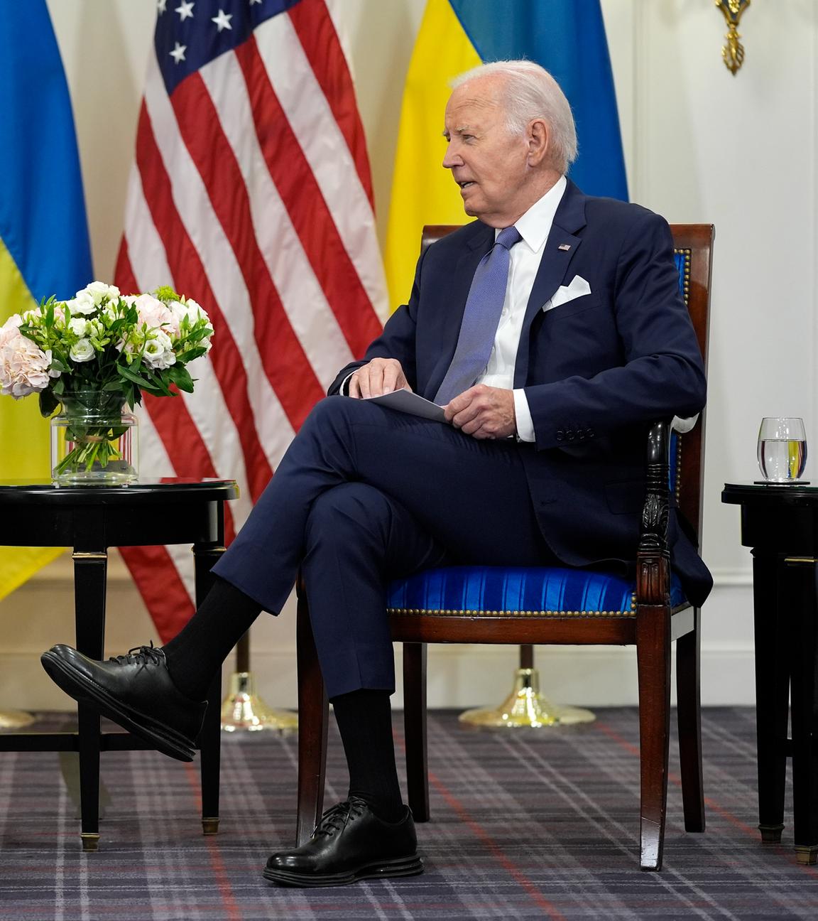 Joe Biden spricht mit dem ukrainischen Präsidenten Wolodymyr Selenskyj am 07.06.2024.