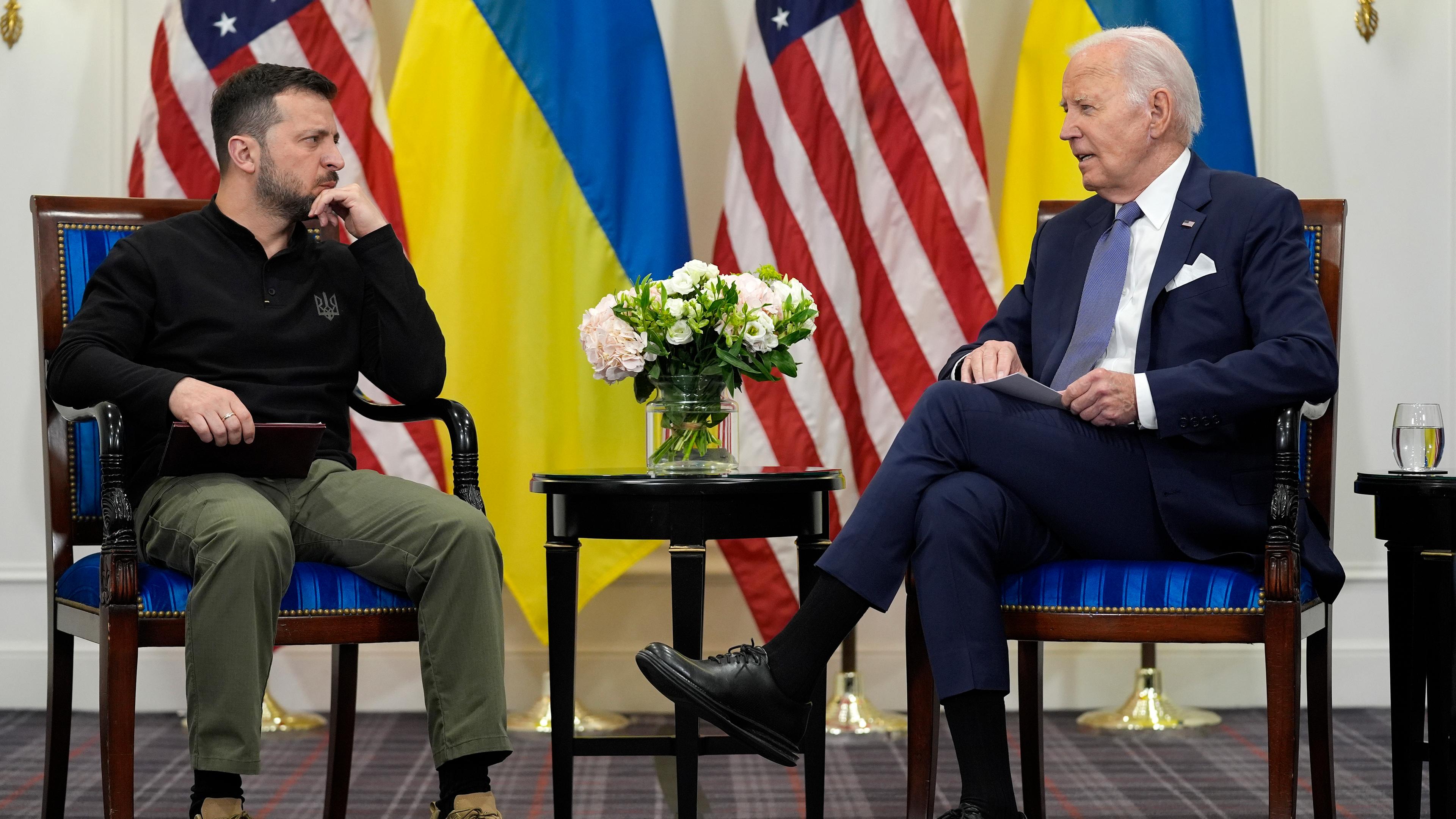 Joe Biden spricht mit dem ukrainischen Präsidenten Wolodymyr Selenskyj am 07.06.2024.