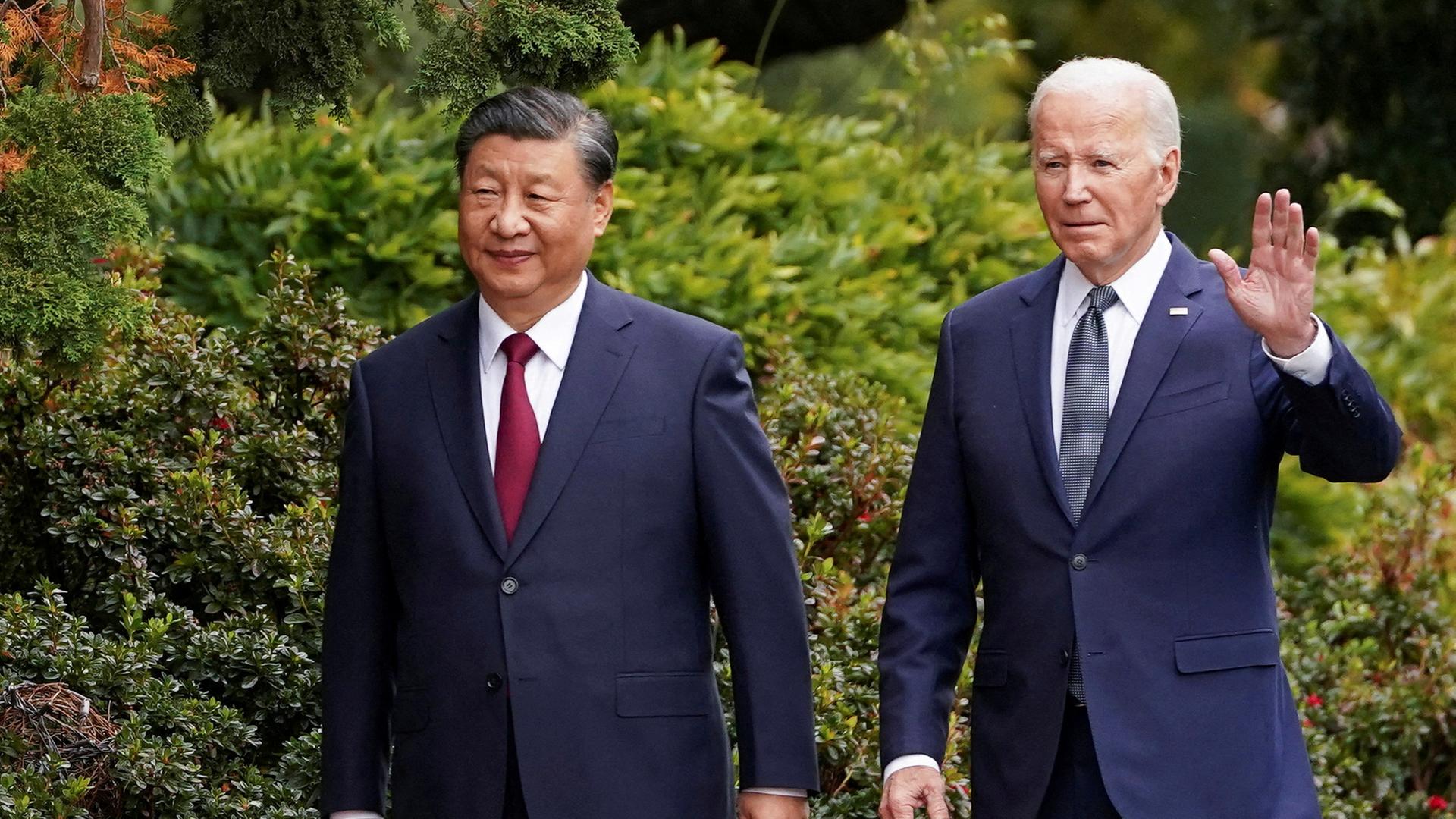 US-Präsident Joe Biden winkt, während er mit dem chinesischen Präsidenten Xi Jinping am Rande des Gipfeltreffens der Asien-Pazifik-Wirtschaftskooperation (APEC) in Woodside, Kalifornien, auf dem Filoli-Anwesen spazieren geht