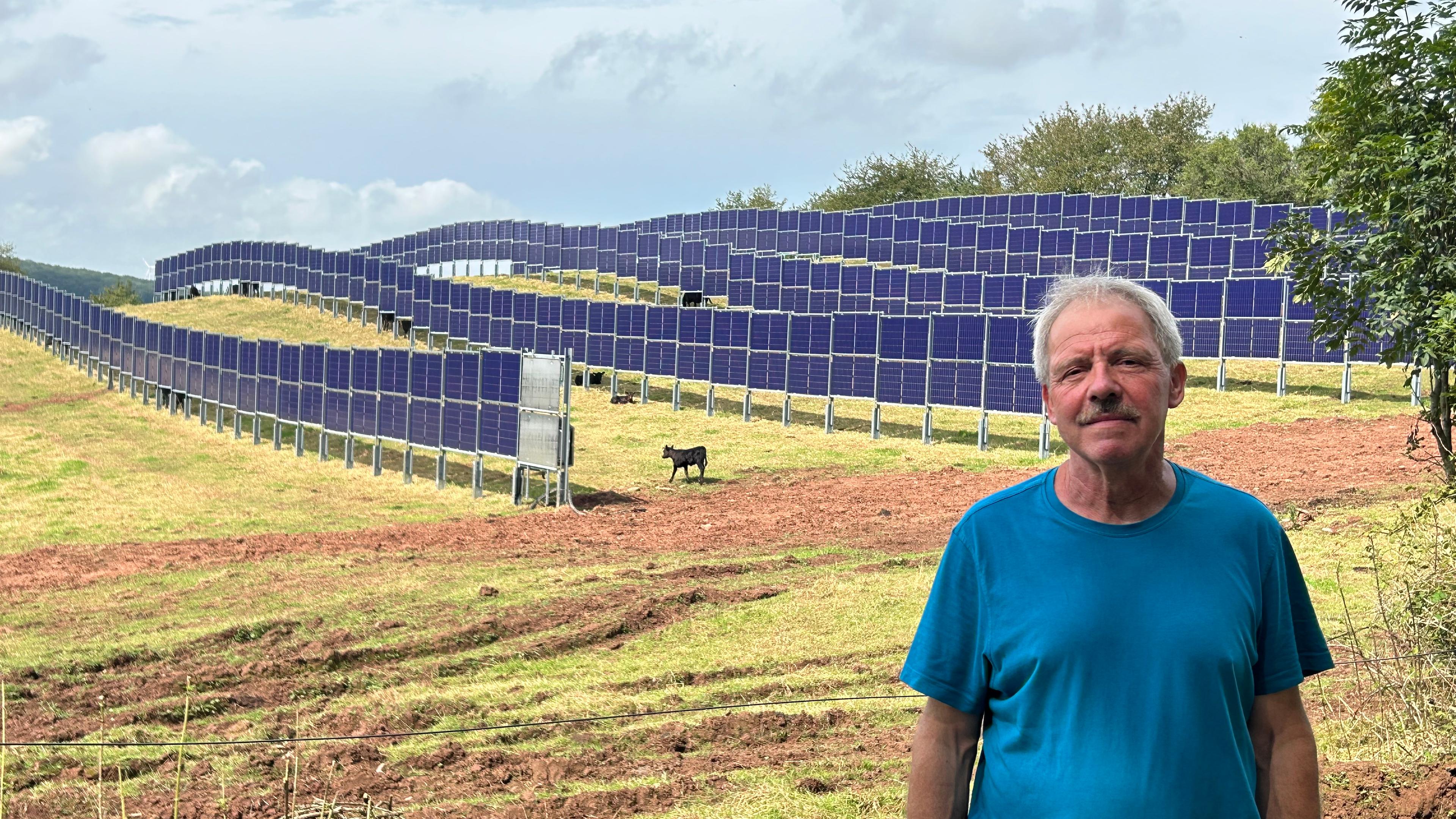 Jörg Hussong auf seiner Agri-PV-Weide