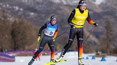 Para-Biathletin rast fast blind Hänge hinab