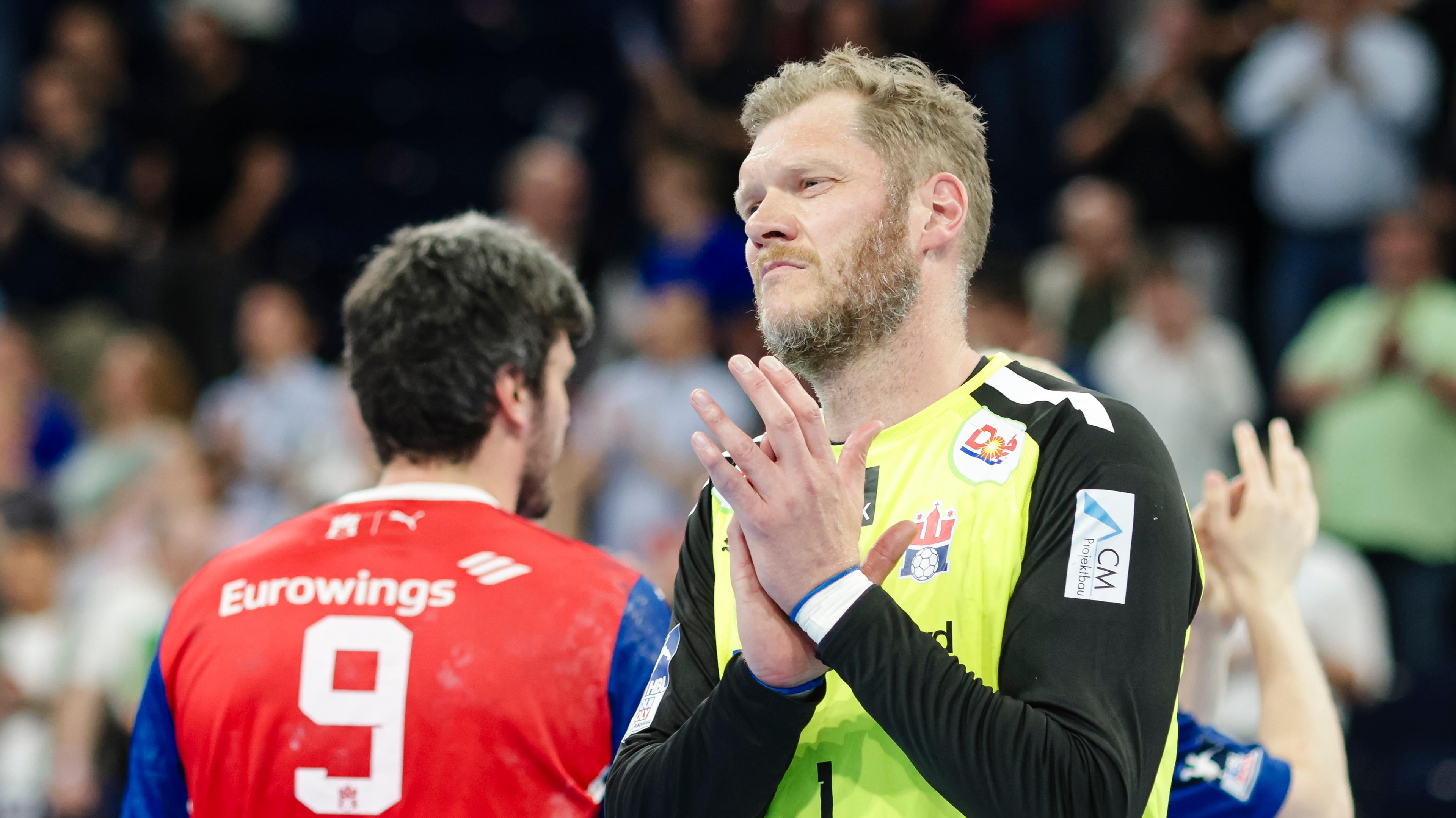 Hamburg: Handball: Bundesliga, HSV Hamburg - SG Flensburg-Handewitt: Hamburgs Torwart Johannes Bitter (r) applaudiert dem Publikum nach dem Spiel.