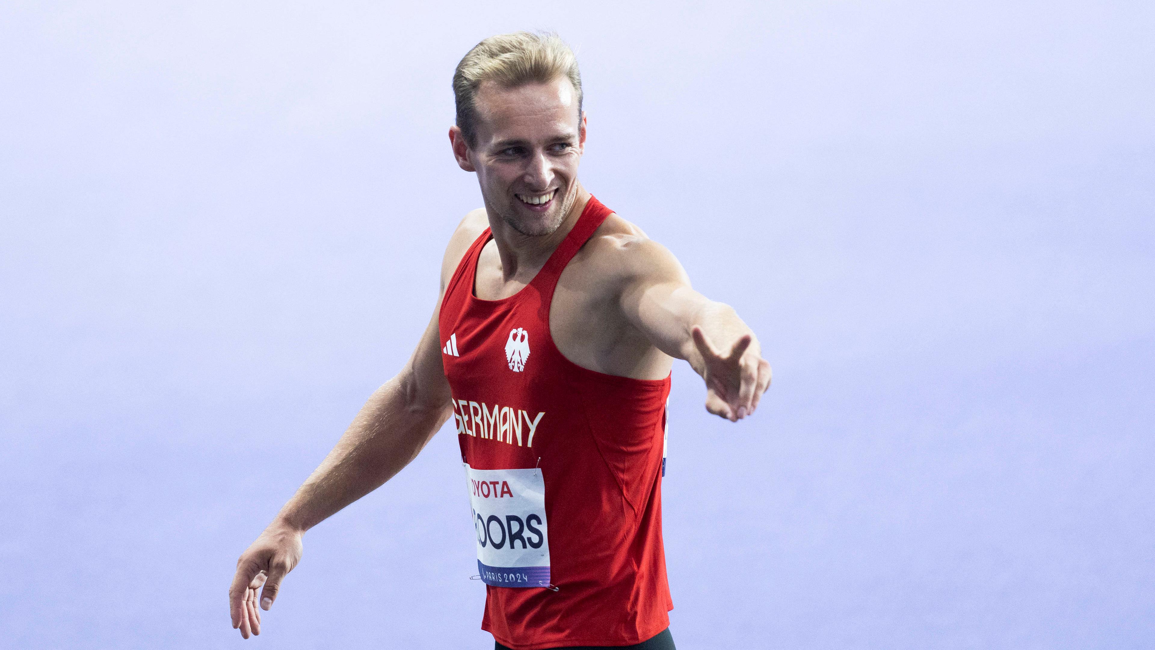 Johannes Floors aus Deutschland freut sich nach dem 100m-Lauf in Runde 1.