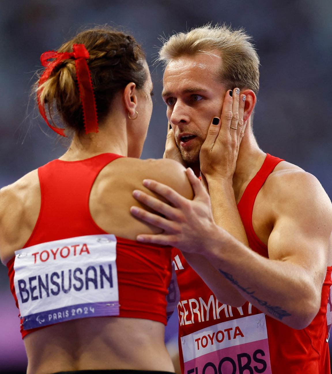 Johannes Floors aus Deutschland reagiert nach dem Finale mit der deutschen Athletin Irmgard Bensusan.