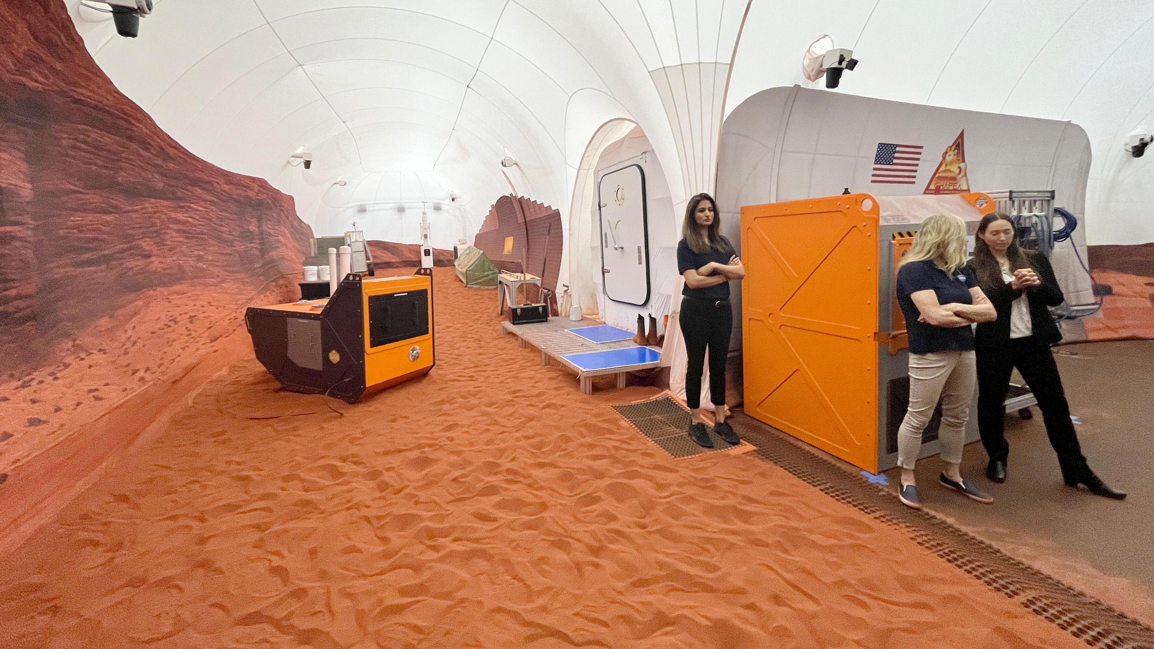 Ein Sandkasten mit rotem Sand, der die Marslandschaft simuliert am 11.04.2023 im Johnson Space Center in Houston, Texas.