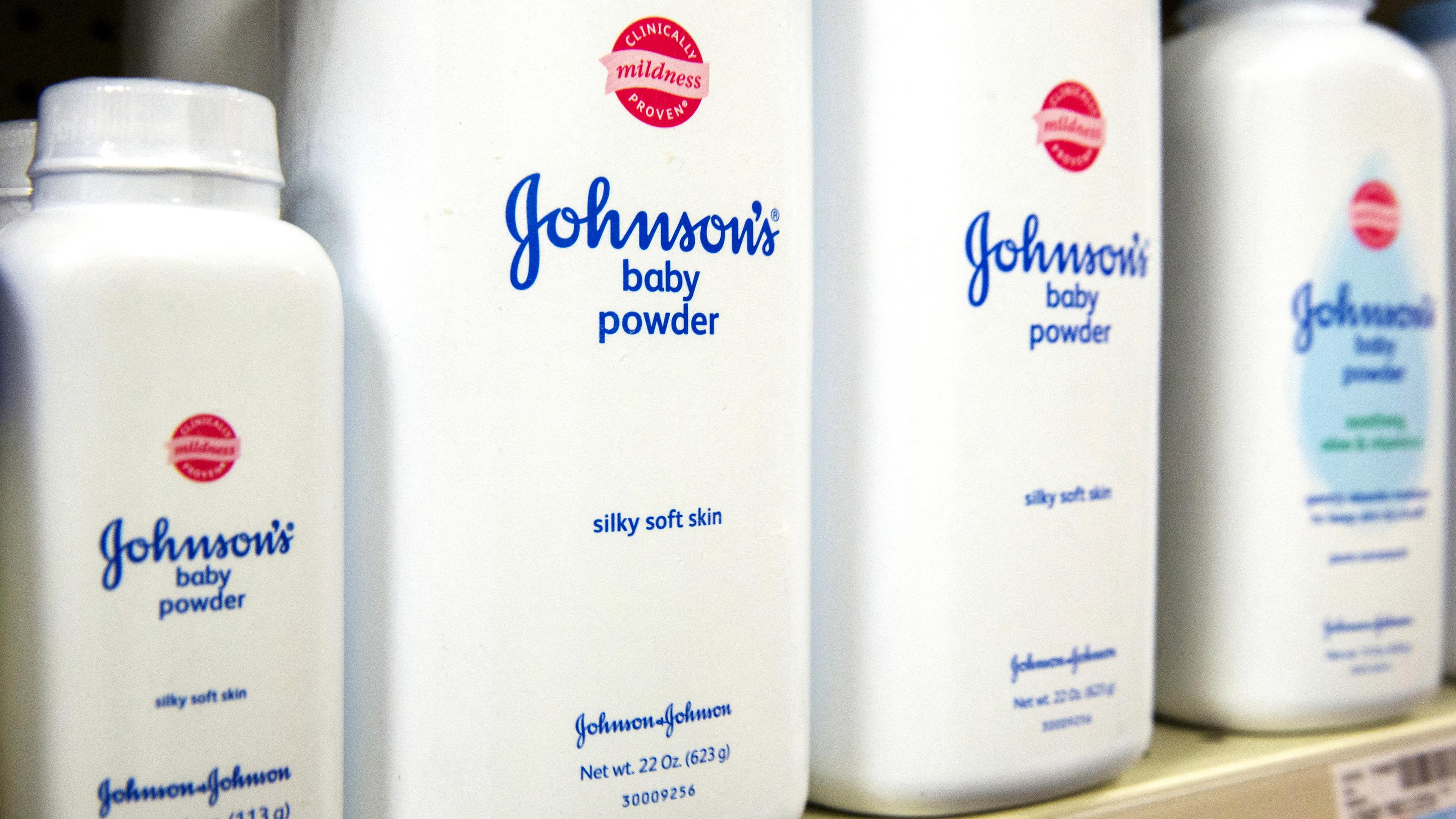 Flaschen mit Babypuder von Johnson & Johnson stehen am 15.10.2015 in einem Drogerieregal in New York