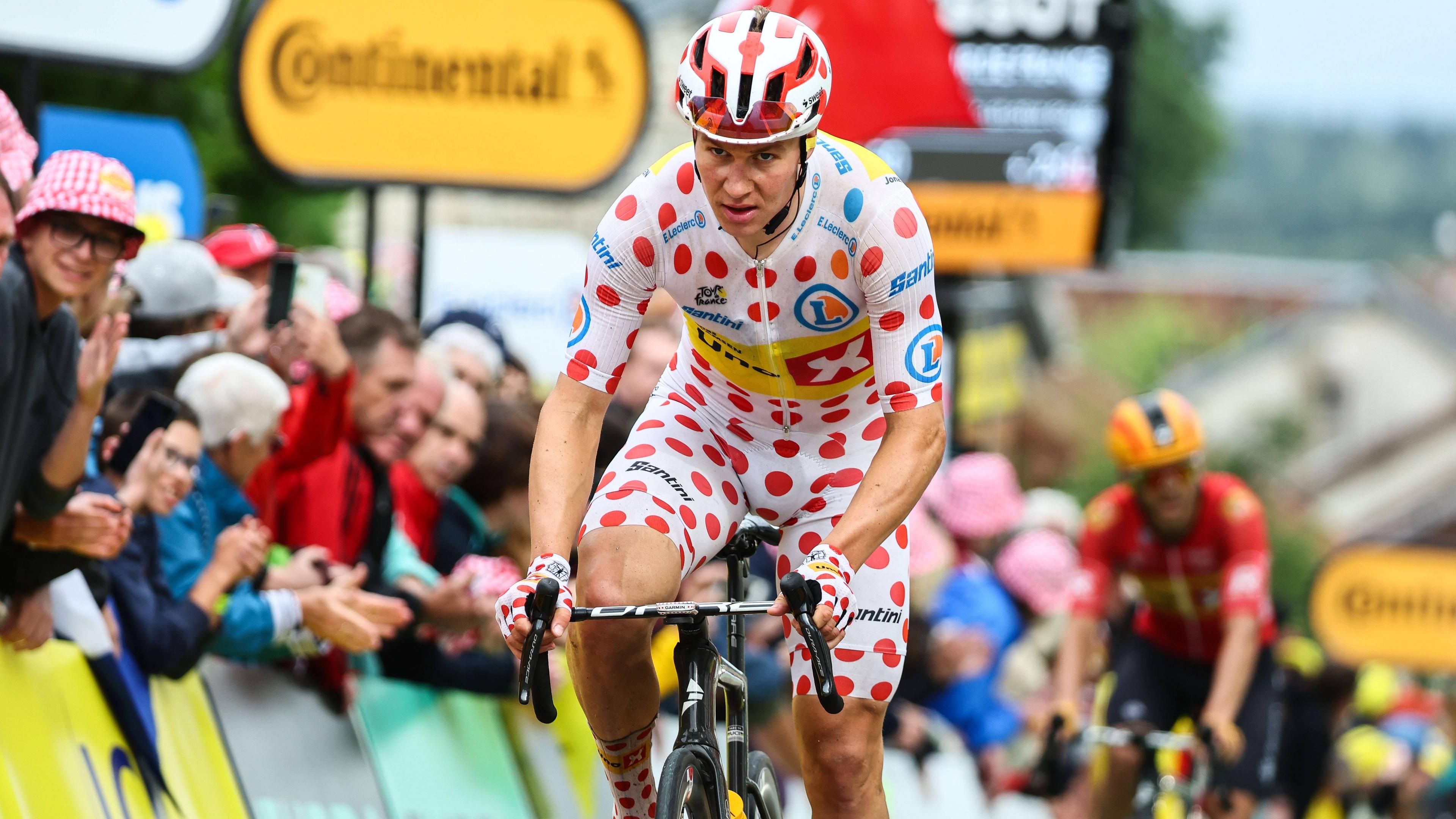 Jonas Abrahamsen erreicht bei der Tour de France 2024 das Ziel der achten Etappe.