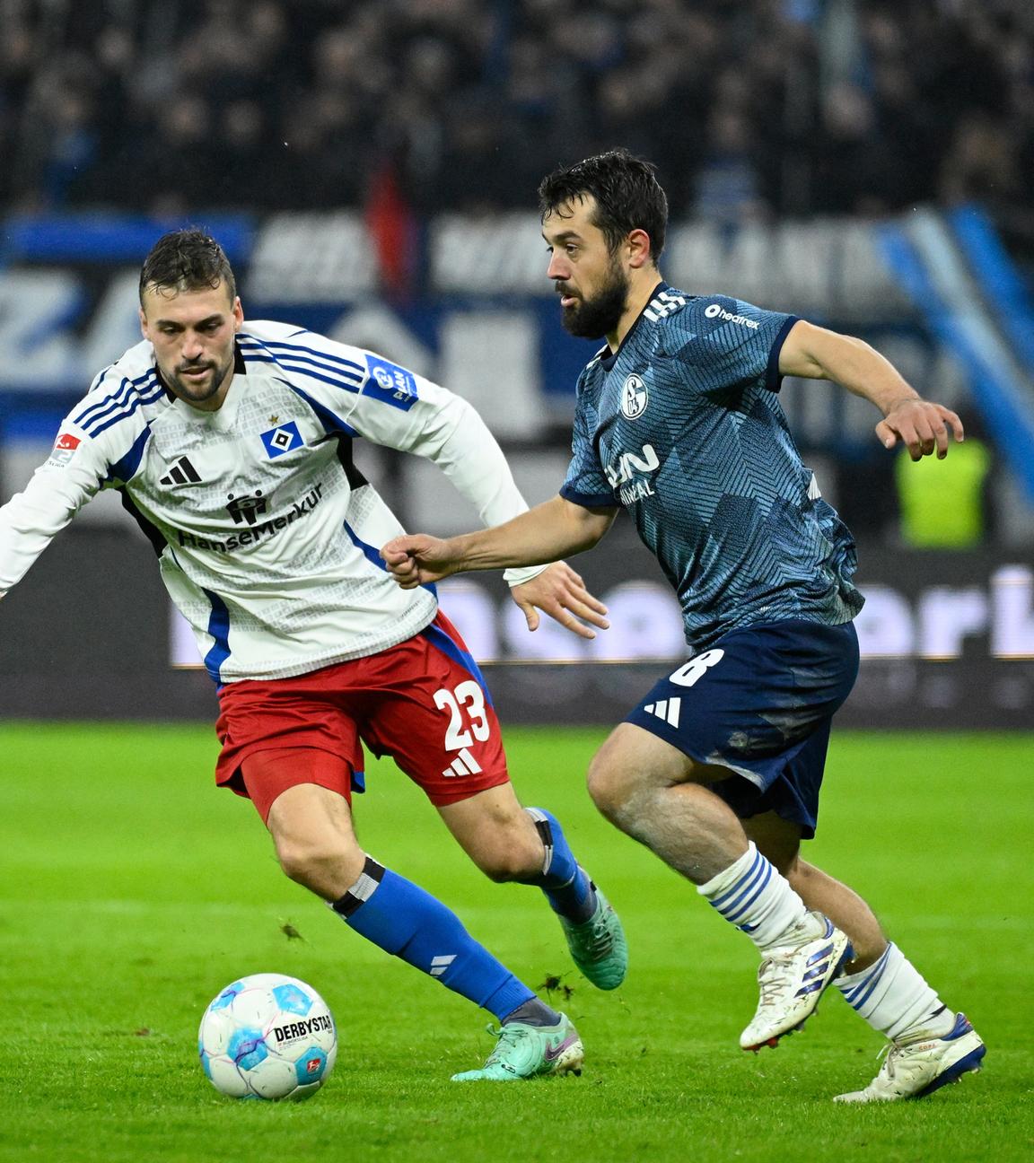 Hamburgs Jonas Meffert (l) und Schalkes Amin Younes kämpfen um den Ball.