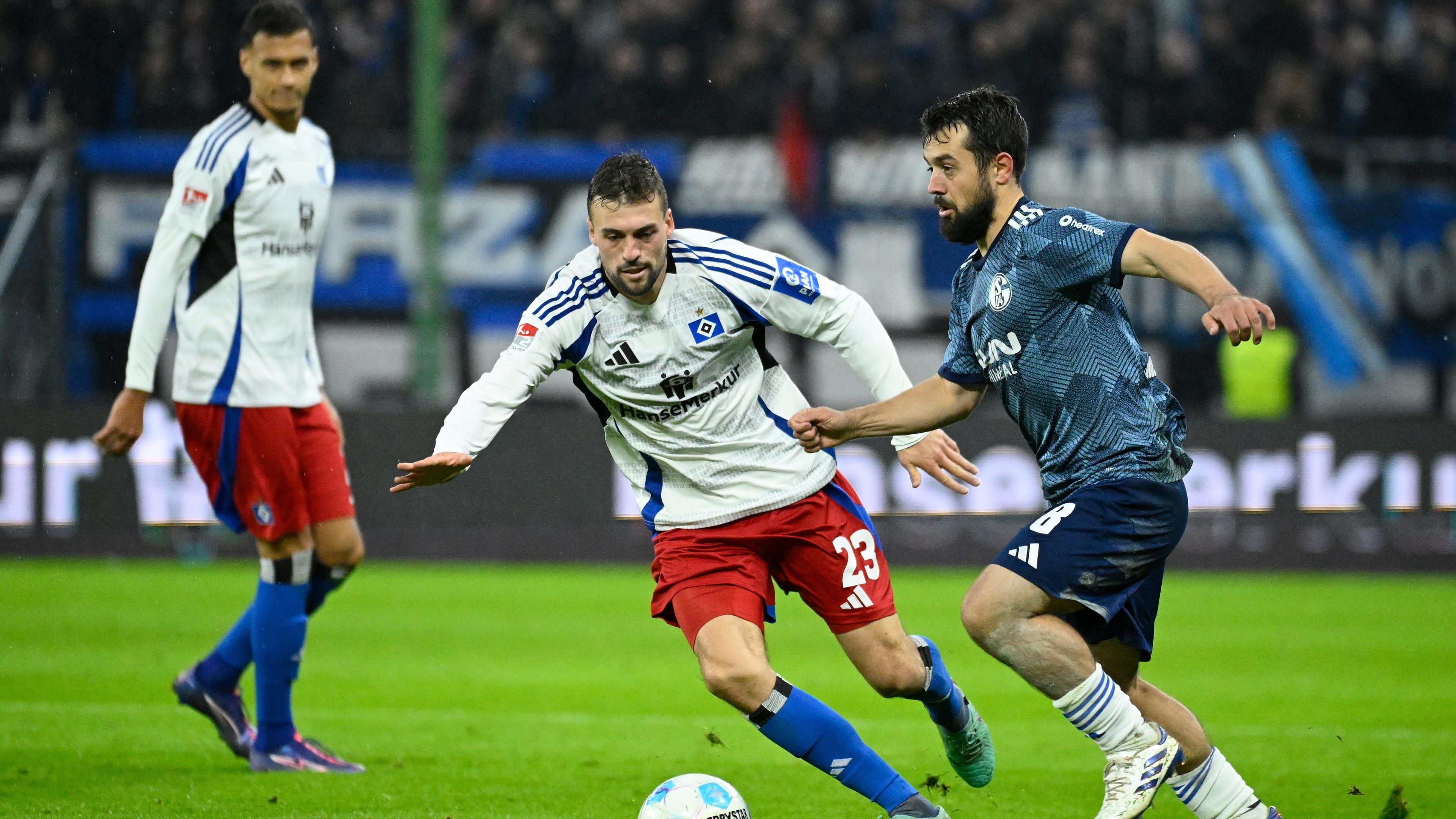 Hamburgs Jonas Meffert (l) und Schalkes Amin Younes kämpfen um den Ball.