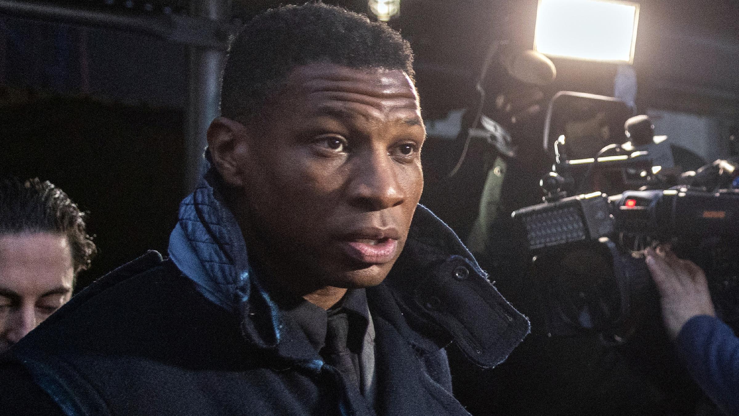 Marvel-Star Jonathan Majors im Blitzlicht der Fotografen und Kameraleute