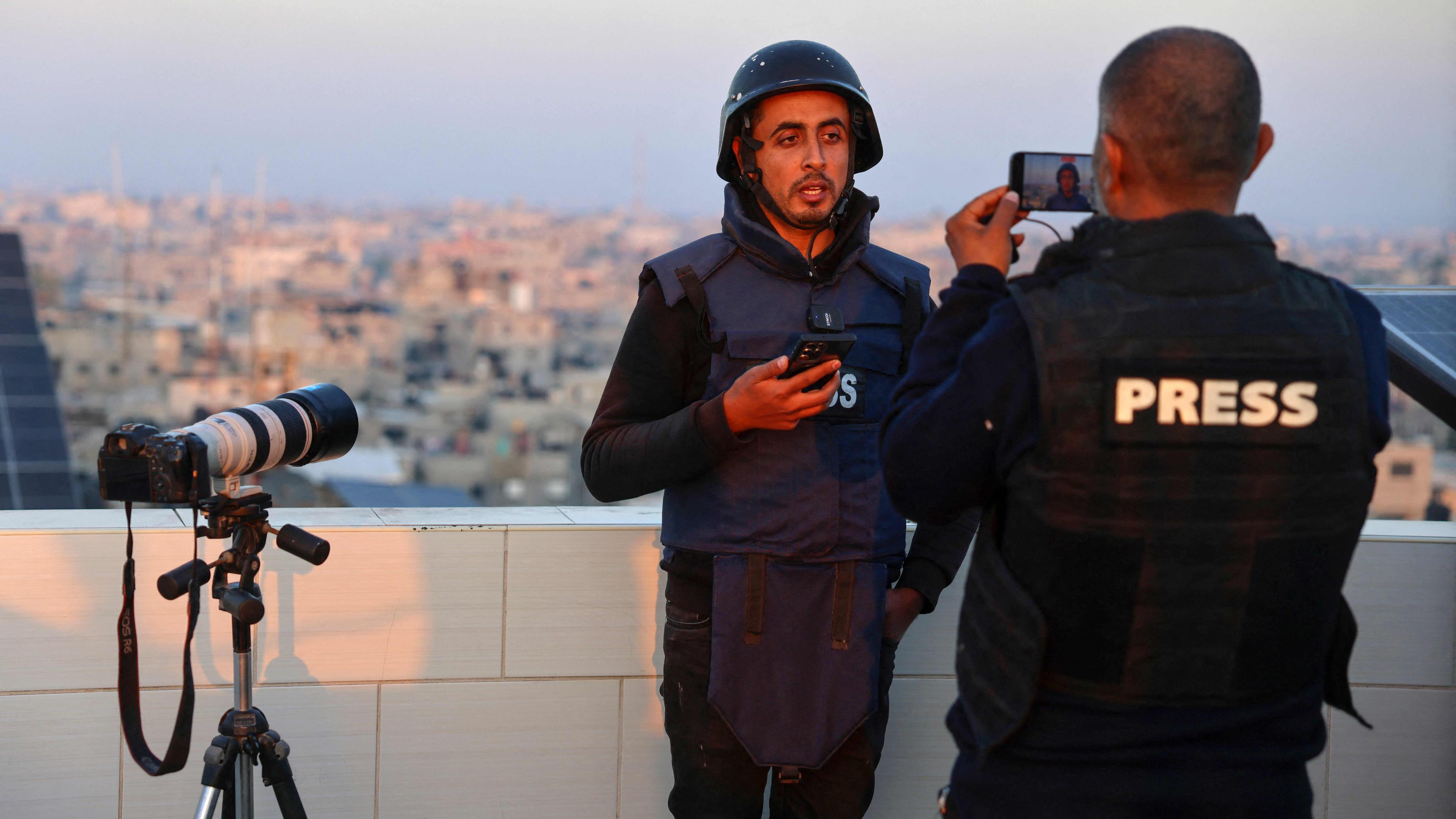 Zwei palästinensische Journalisten bei ihrer Arbeit im Gazastreifen.