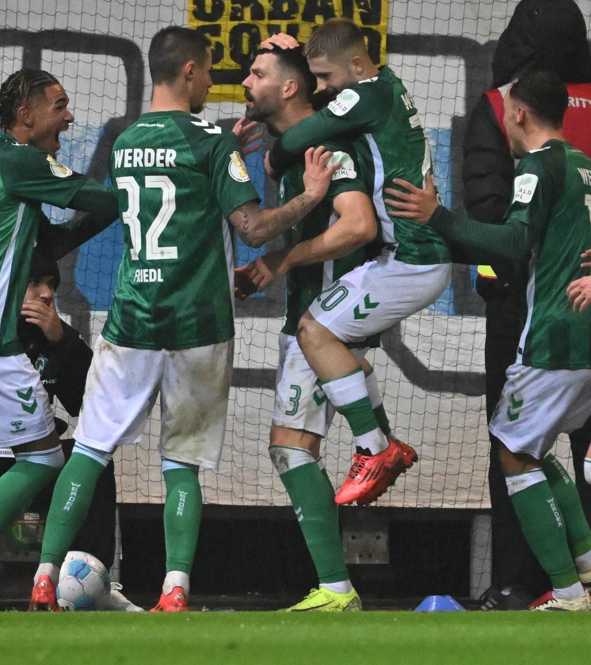 Torschütze Anthony Jung (Werder Bremen 03) jubelt über das Tor zum 1:0.