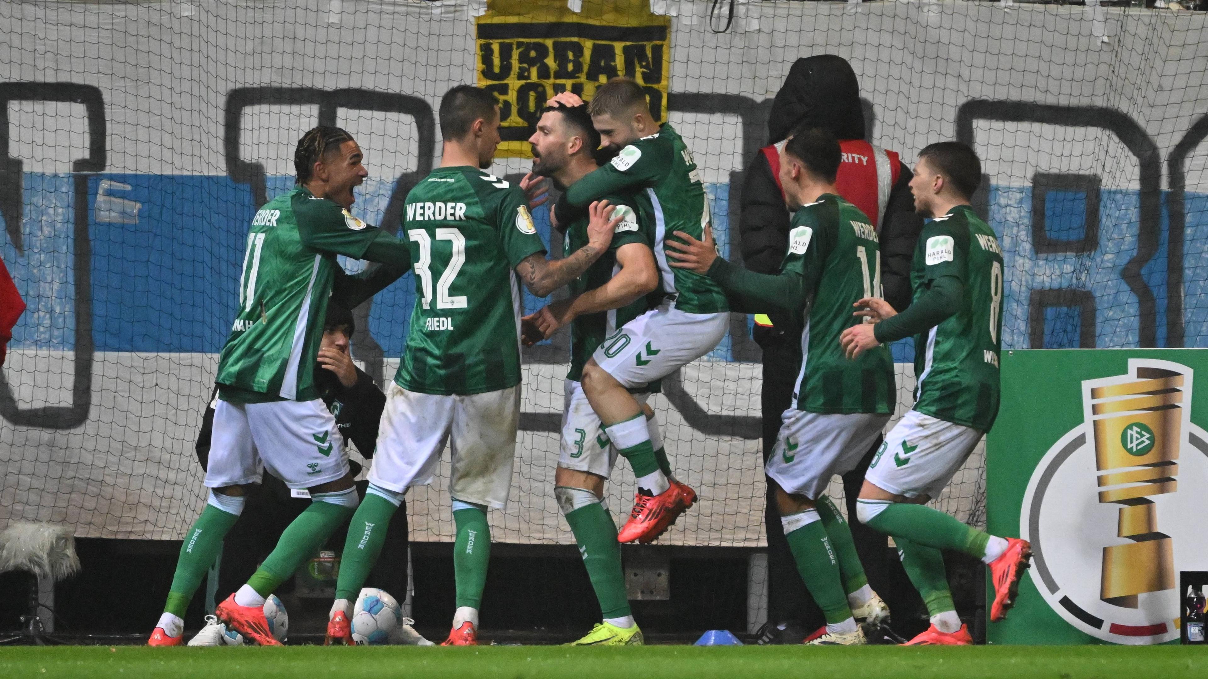 Torschütze Anthony Jung (Werder Bremen 03) jubelt über das Tor zum 1:0.