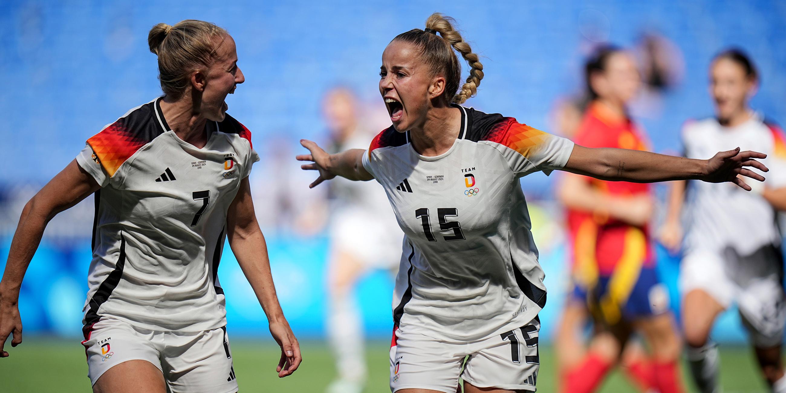 Die deutsche Giulia Gwinn (Mitte) feiert mit der deutschen Schüller Lea nach ihrem Tor.