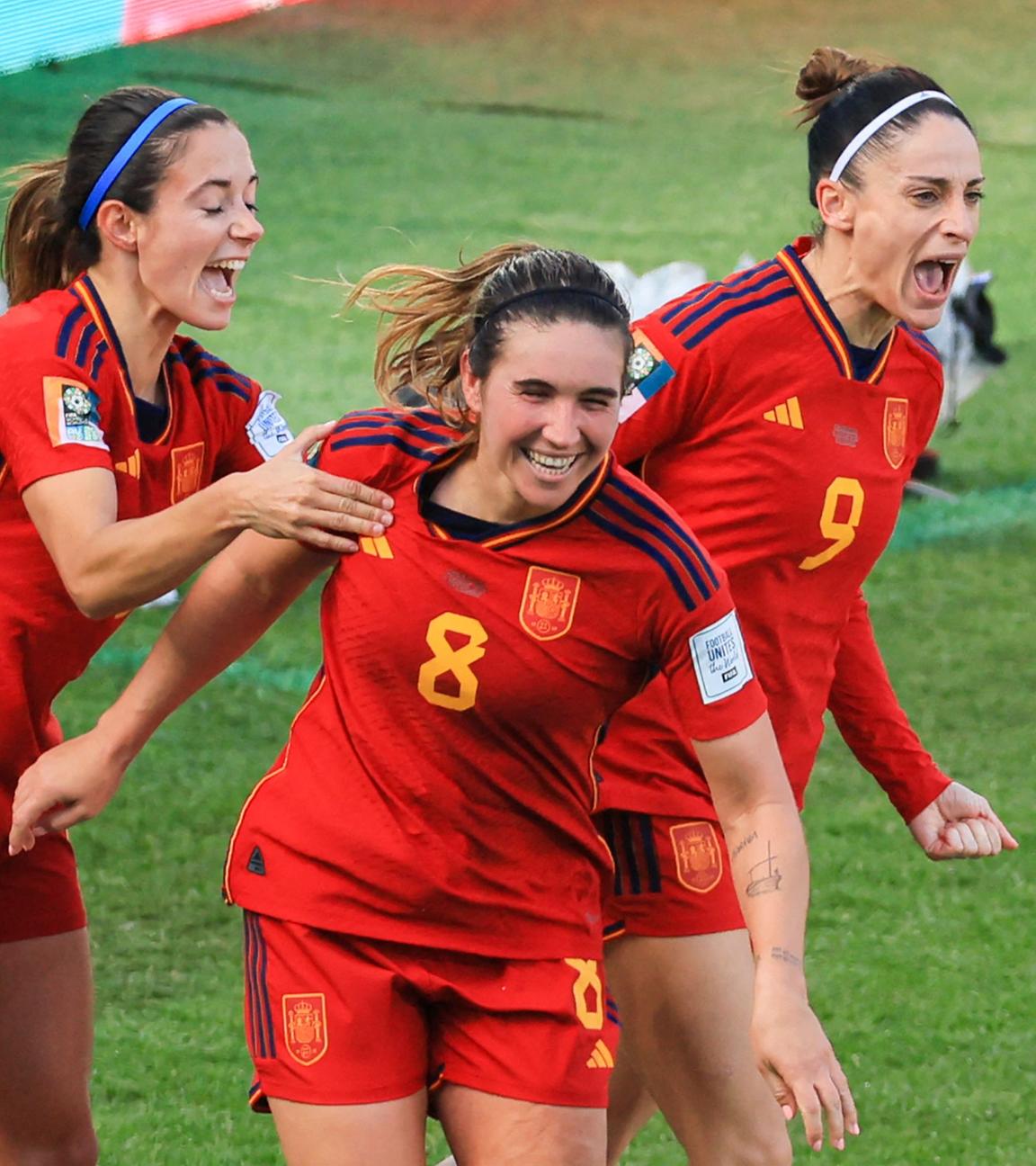 Mariona Caldentey (mitte) feiert ihr Tor zum 1:0 gegen die Niederlande