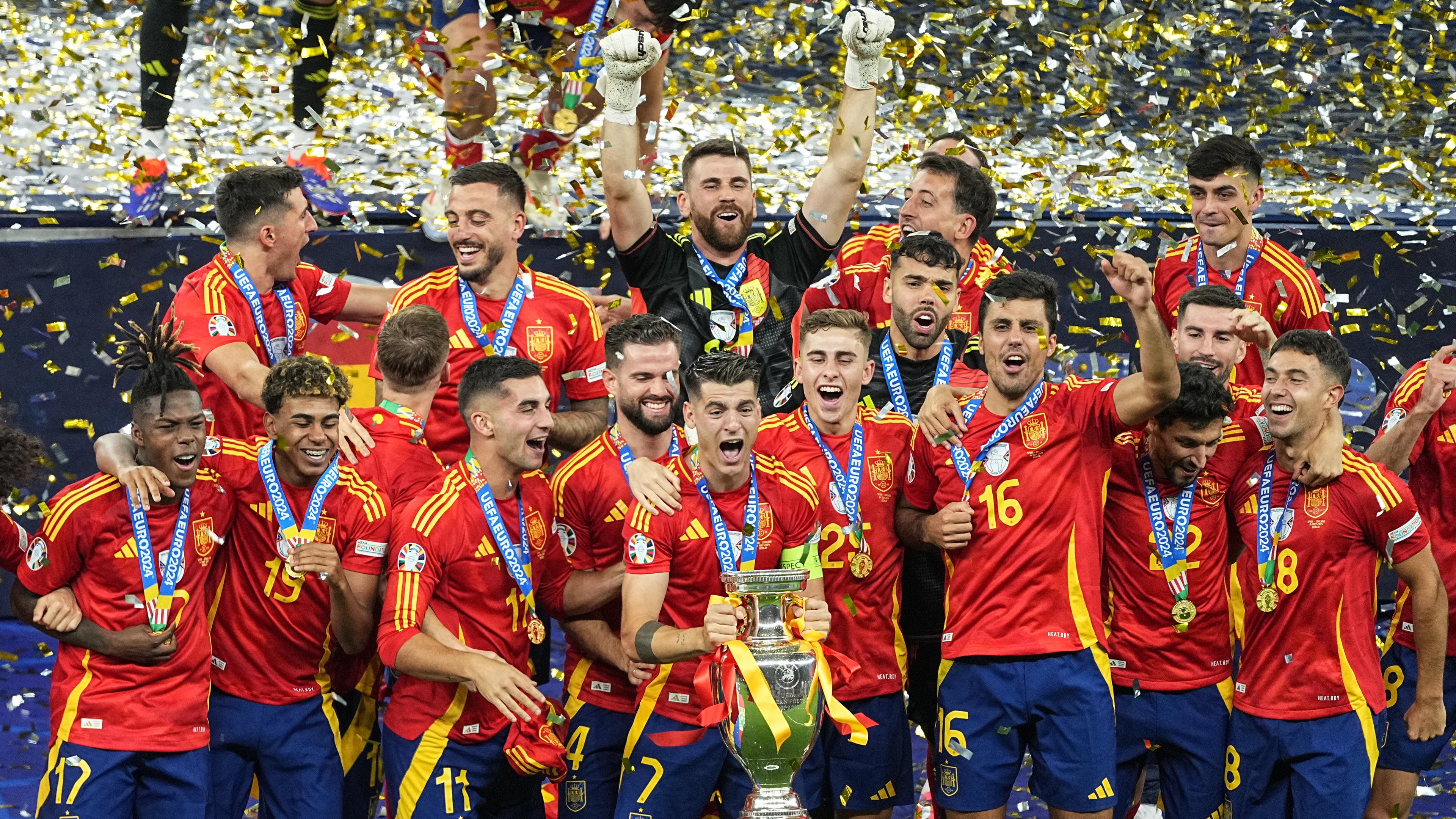 Spaniens Spieler jubeln mit Pokal.