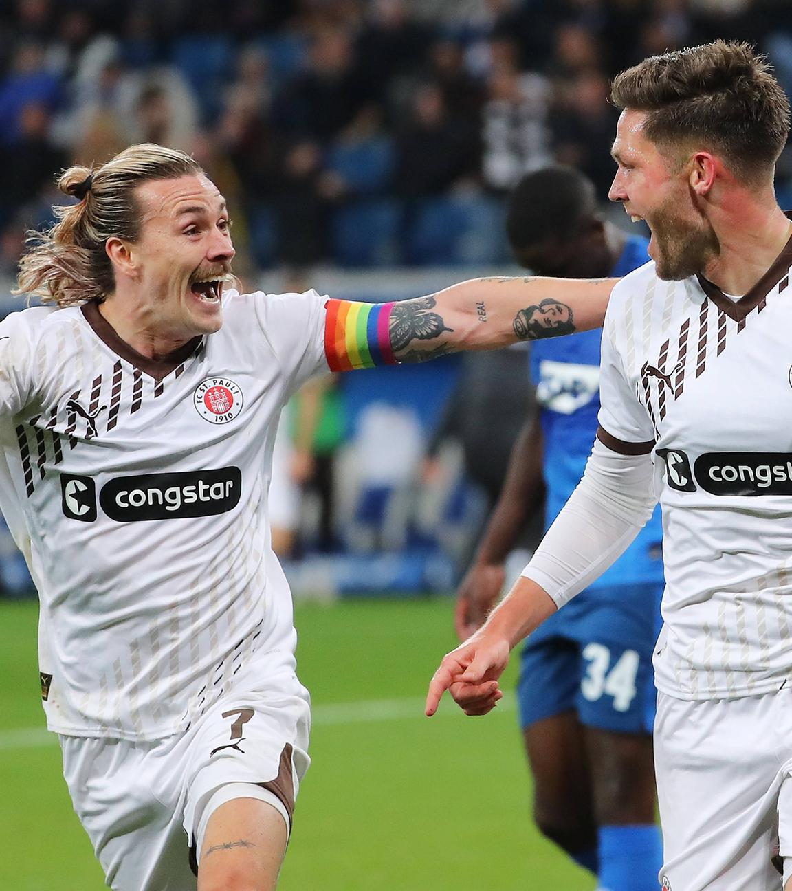 Jubel nach dem Tor zum 0:2 durch Andreas Albers (FC St. Pauli).