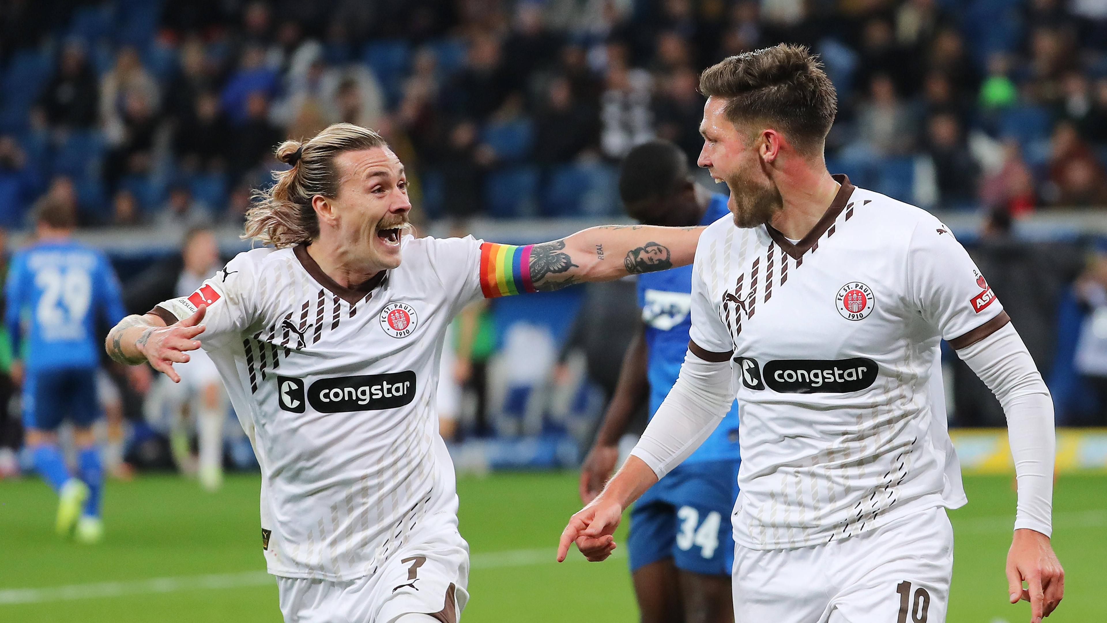 Jubel nach dem Tor zum 0:2 durch Andreas Albers (FC St. Pauli).