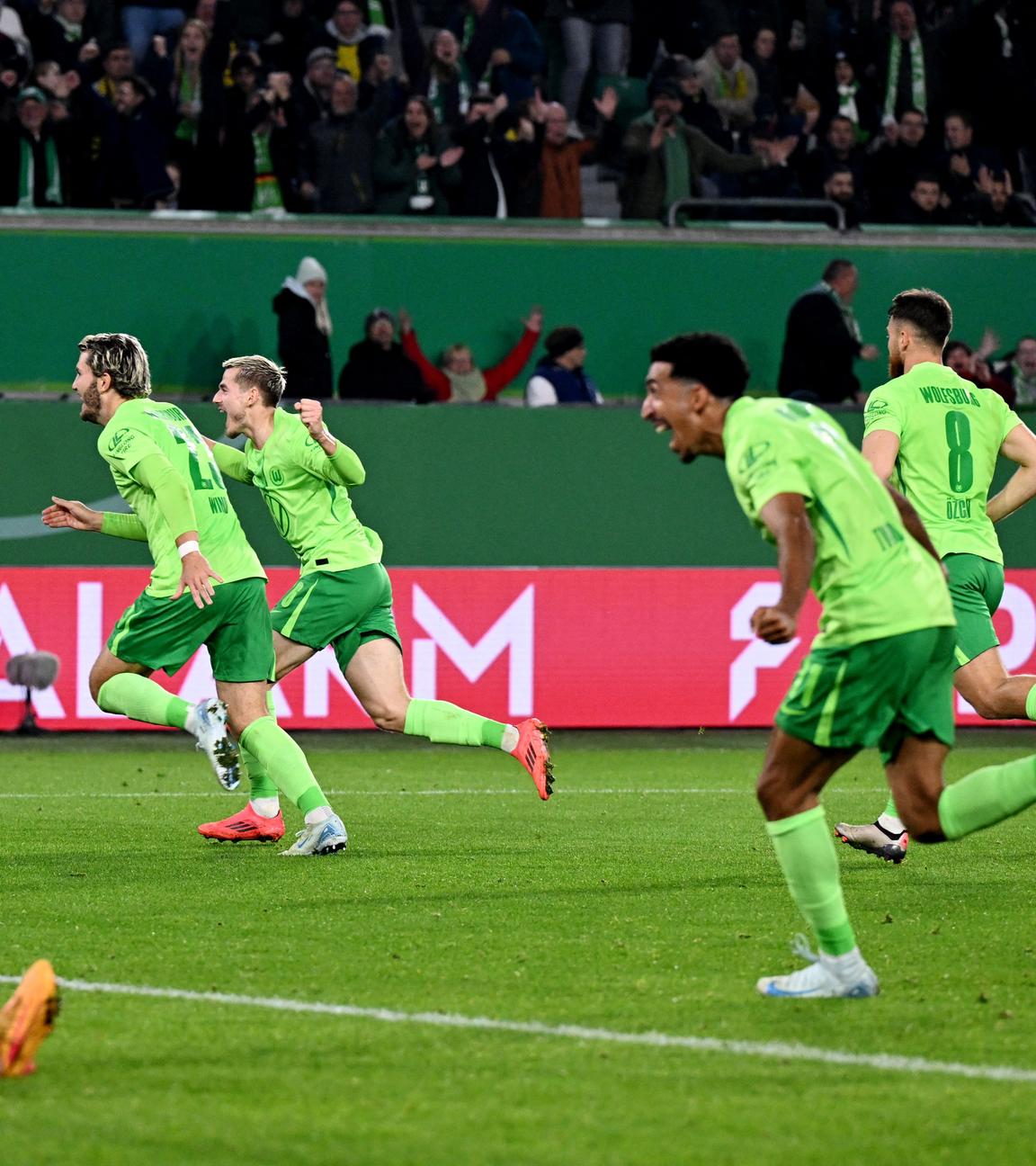 Jonas Wind jubelt über seinen Treffer zum 1:0 mit Teamkollegen.