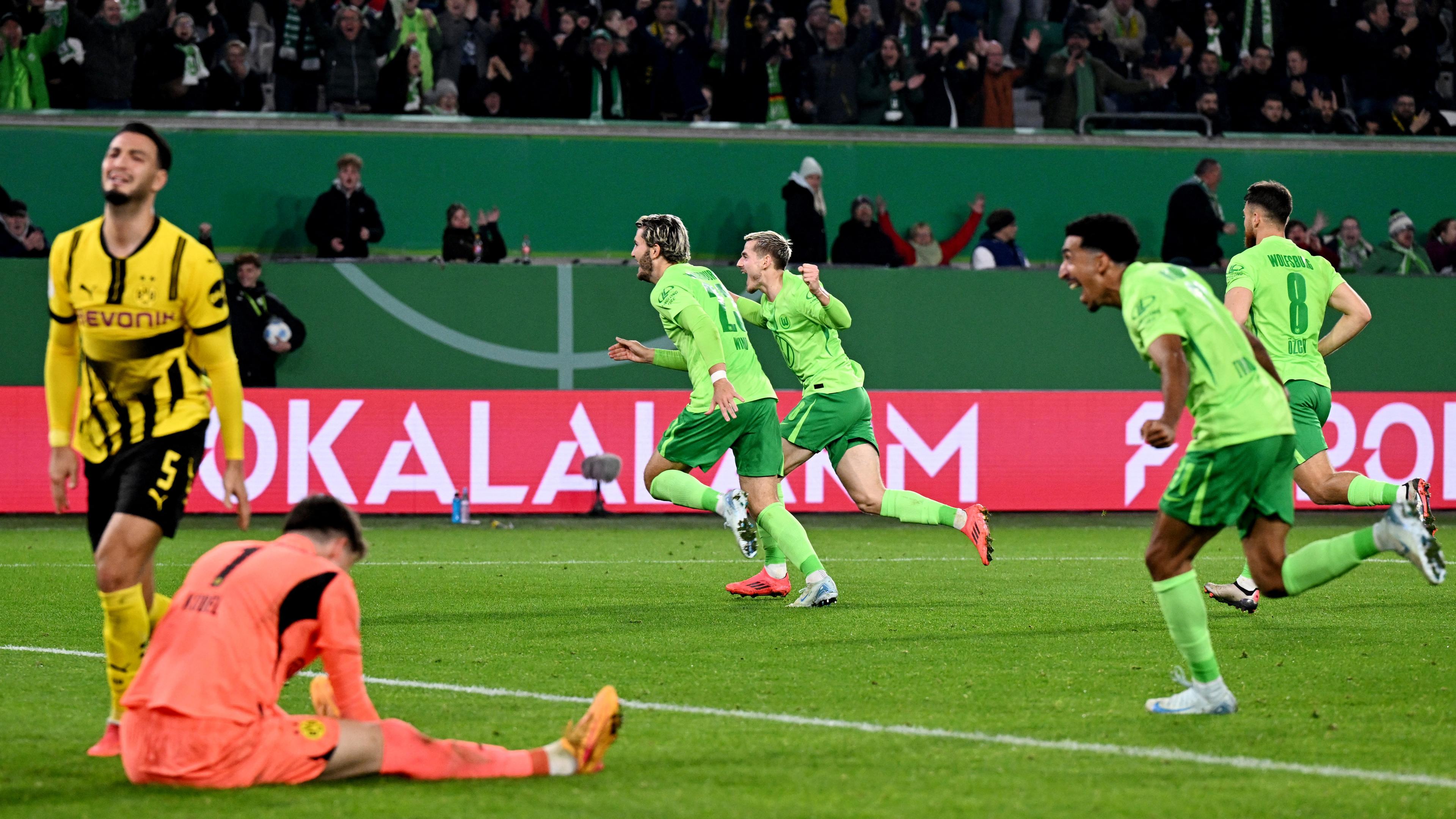 Jonas Wind jubelt über seinen Treffer zum 1:0 mit Teamkollegen.