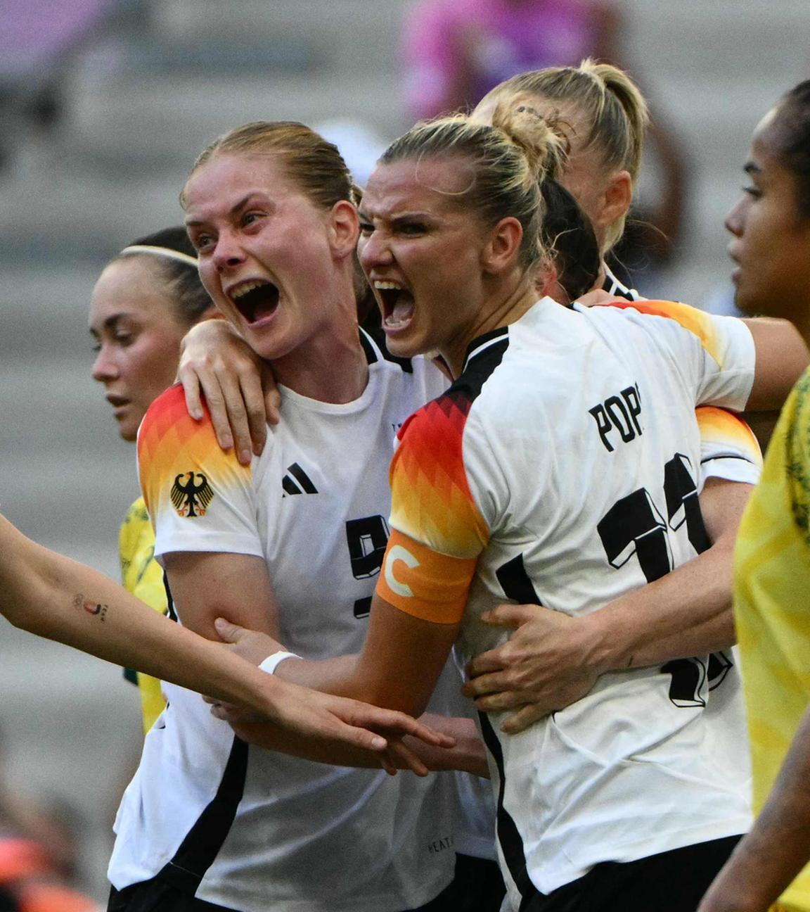 Die deutschen Spielerinnen feiern ihr erstes Tor.