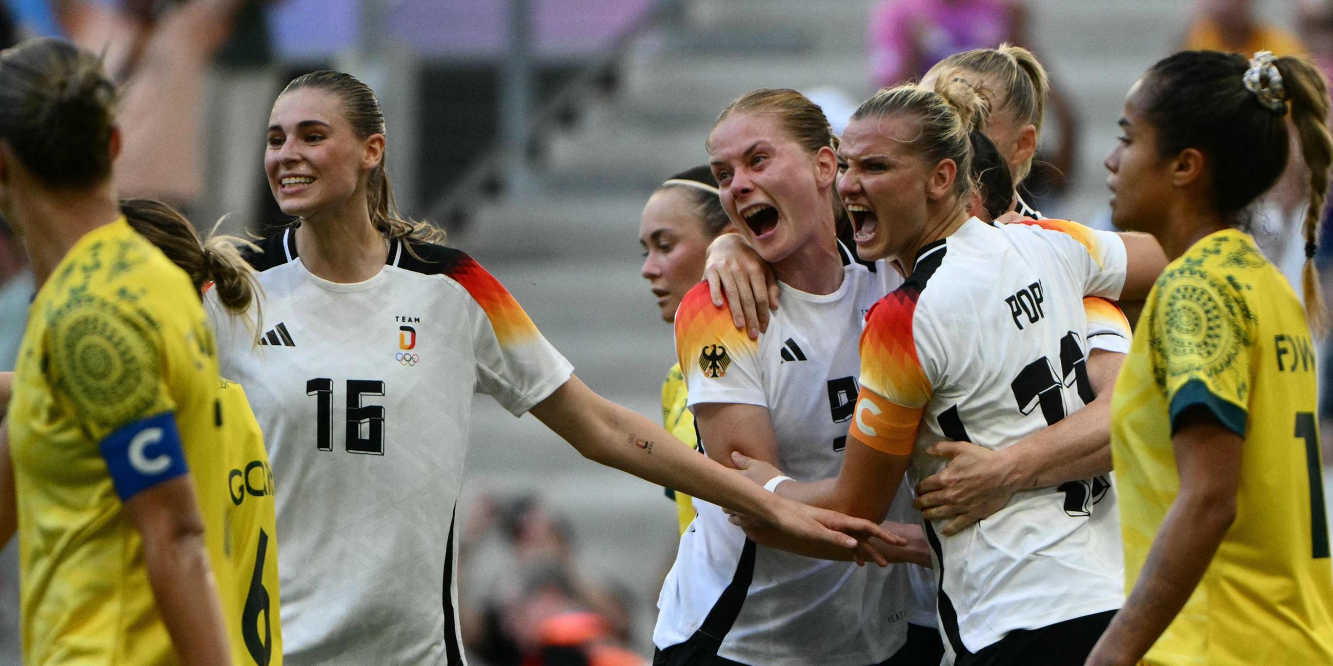Die deutschen Spielerinnen feiern ihr erstes Tor.