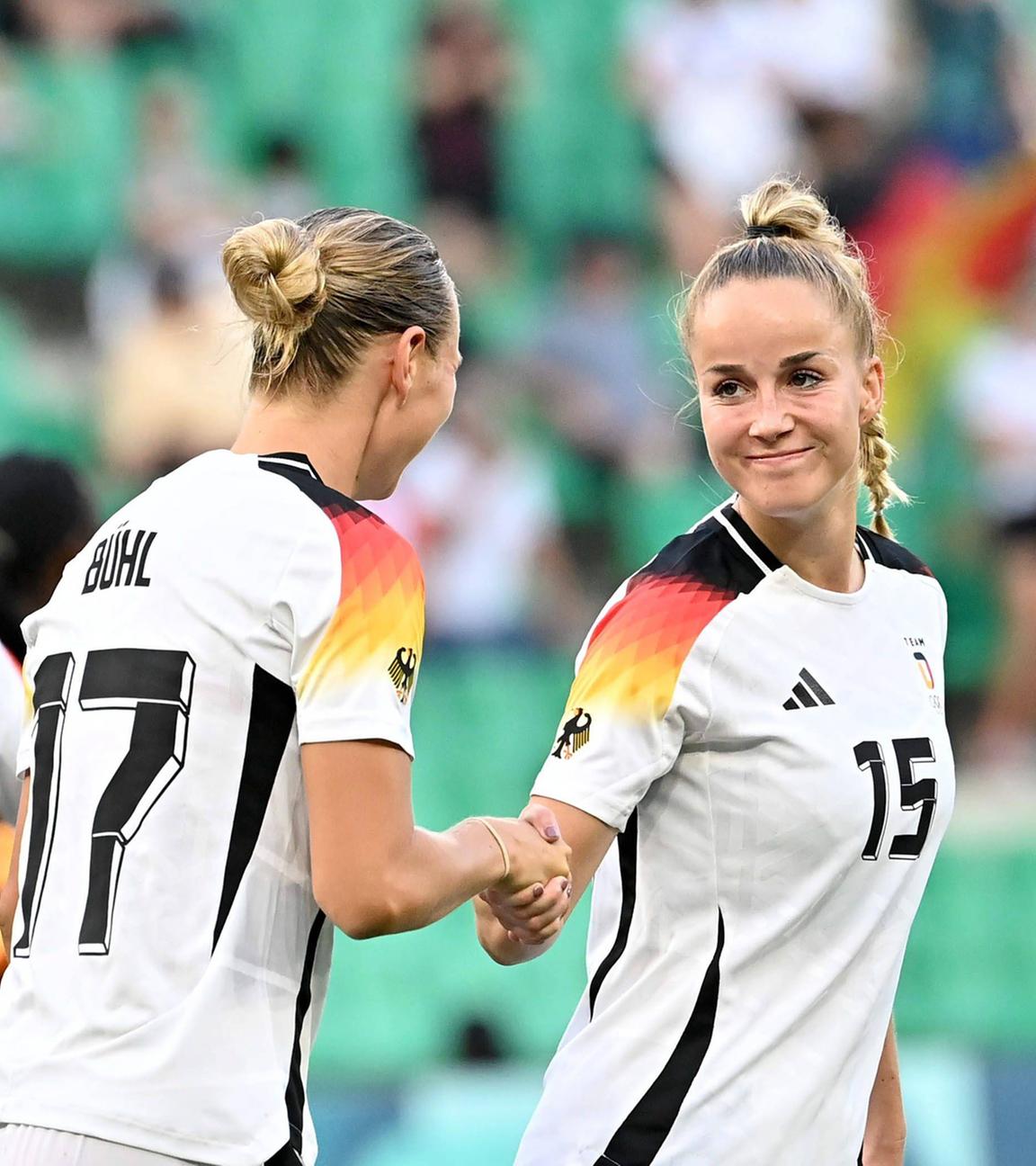 Deutsche Spielerinnen feiern nach einem Tor im Fußballspiel.