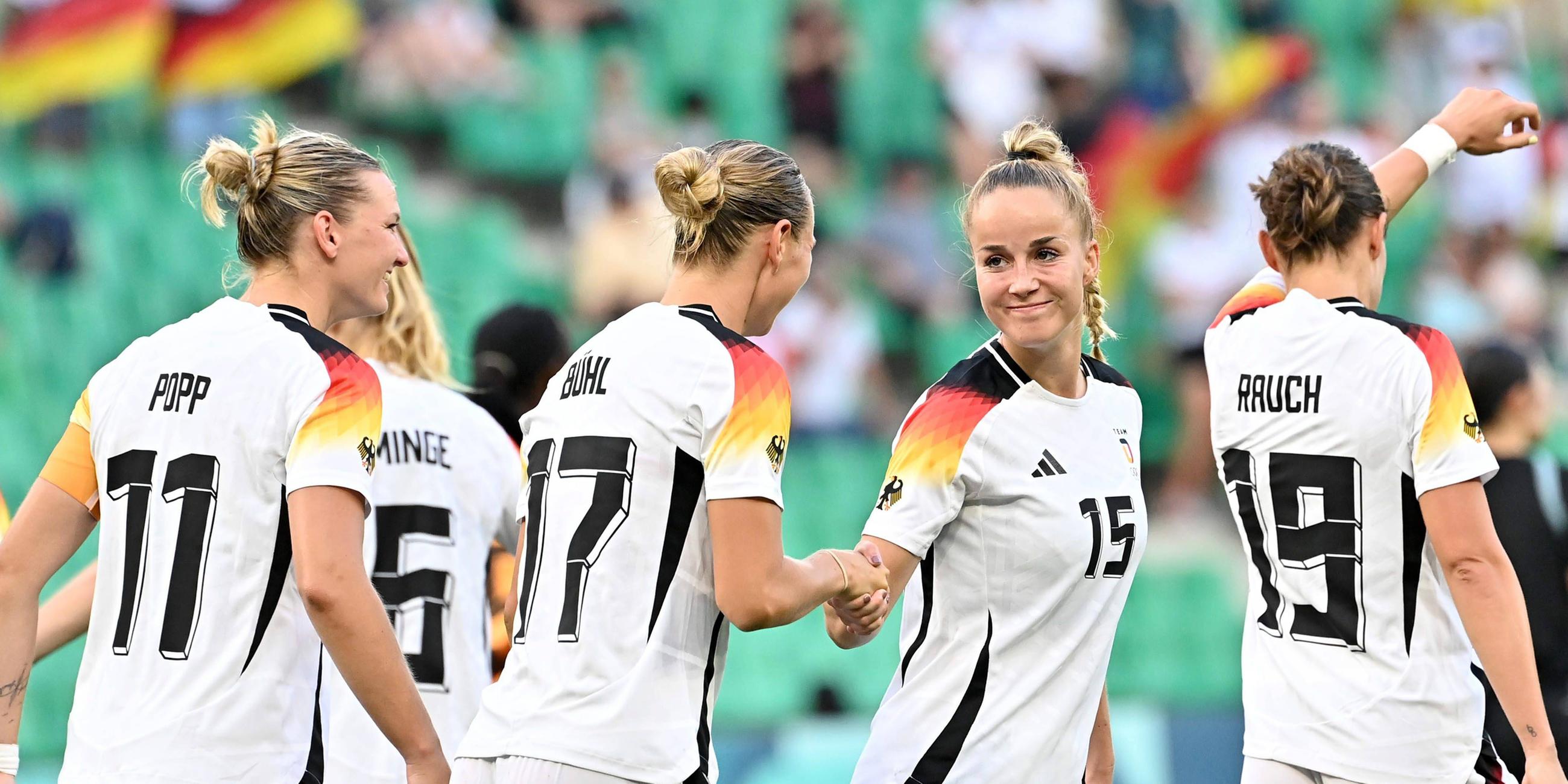 Deutsche Spielerinnen feiern nach einem Tor im Fußballspiel.