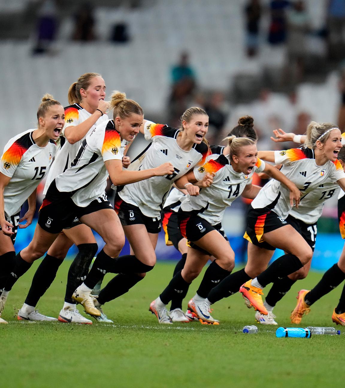 Deutsche Spielerinnen feiern nach dem Sieg im Viertelfinale des Frauenfußballspiels gegen Kanada.