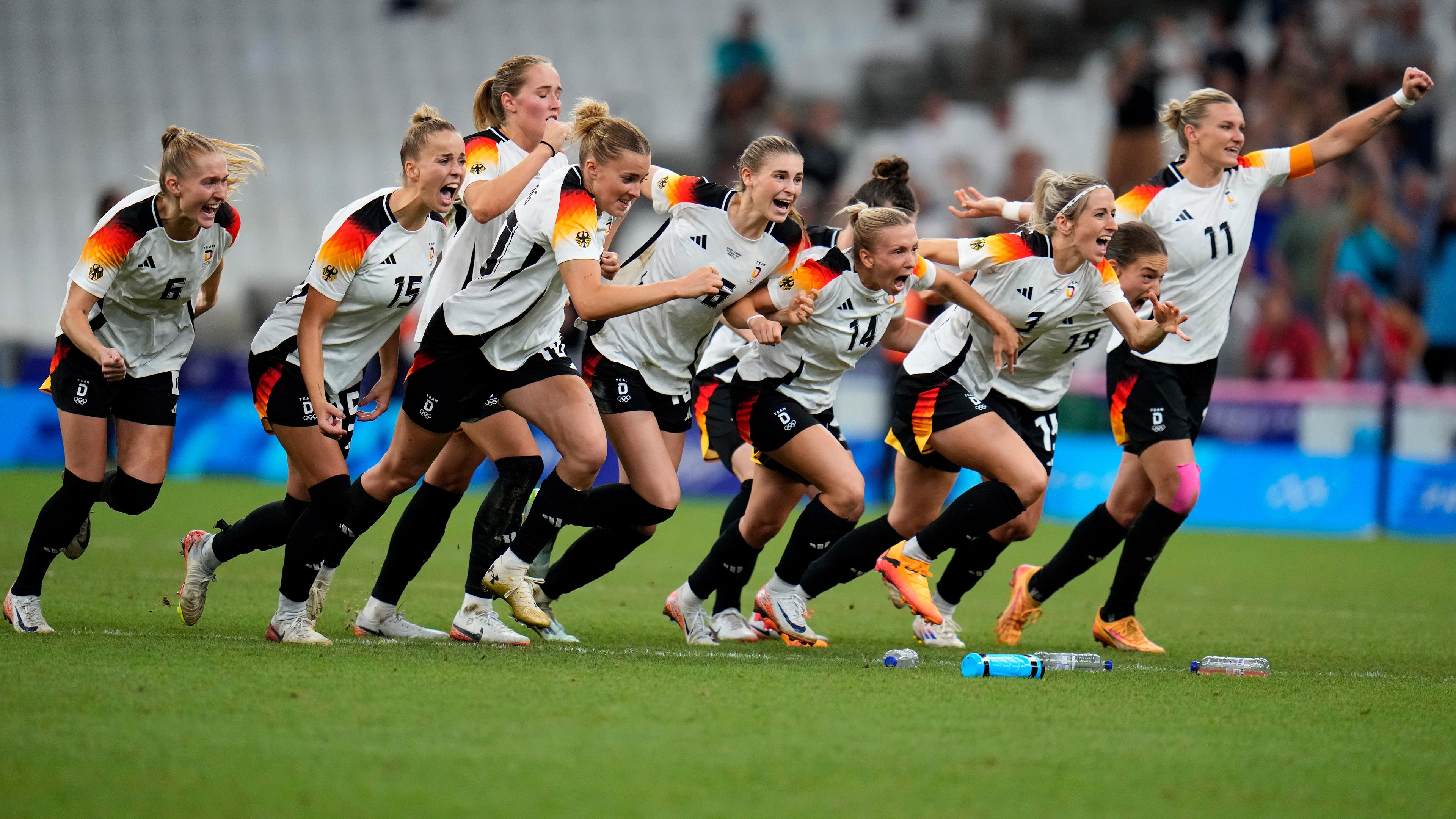 Deutsche Spielerinnen feiern nach dem Sieg im Viertelfinale des Frauenfußballspiels gegen Kanada.