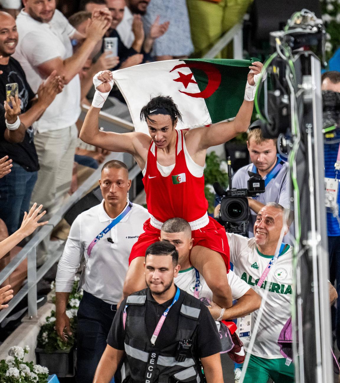 Imane Khelif aus Algerien (rot) feiert nach ihrem Sieg gegen Liu Yang aus China (blau) im Goldmedaillen-Finale im Boxen.