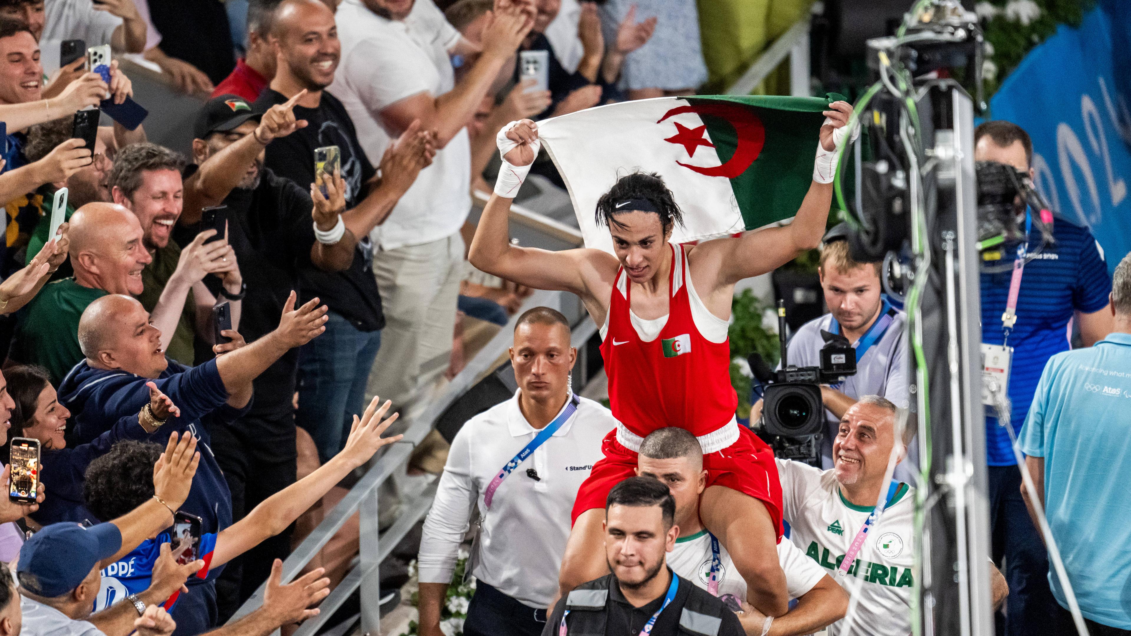 Imane Khelif aus Algerien (rot) feiert nach ihrem Sieg gegen Liu Yang aus China (blau) im Goldmedaillen-Finale im Boxen.