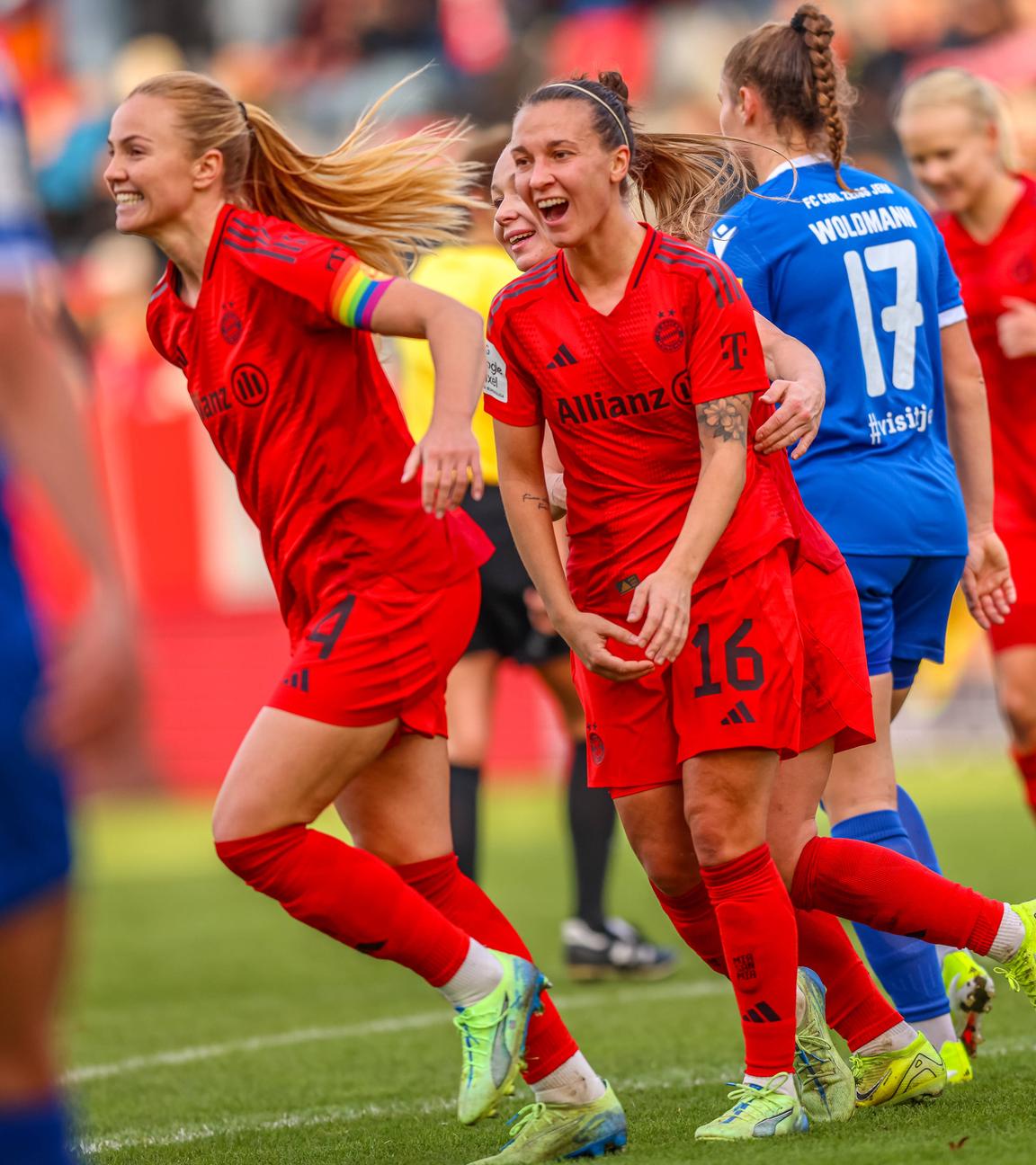 Glodis Viggosdottir (FC Bayern München Frauen 4), Julia Zigiotti Olme (FC Bayern München Frauen 16) jubeln.