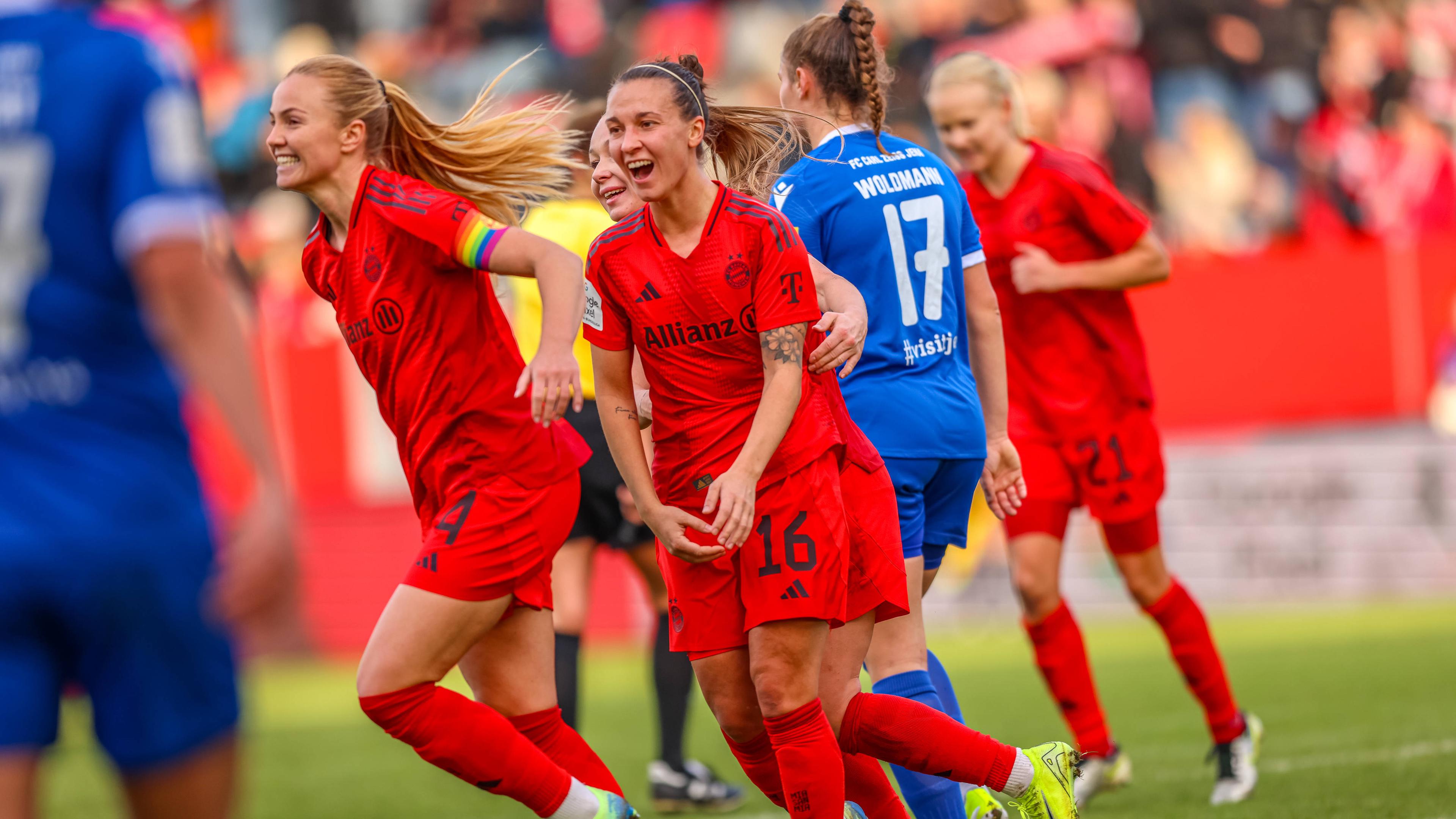 Glodis Viggosdottir (FC Bayern München Frauen 4), Julia Zigiotti Olme (FC Bayern München Frauen 16) jubeln.