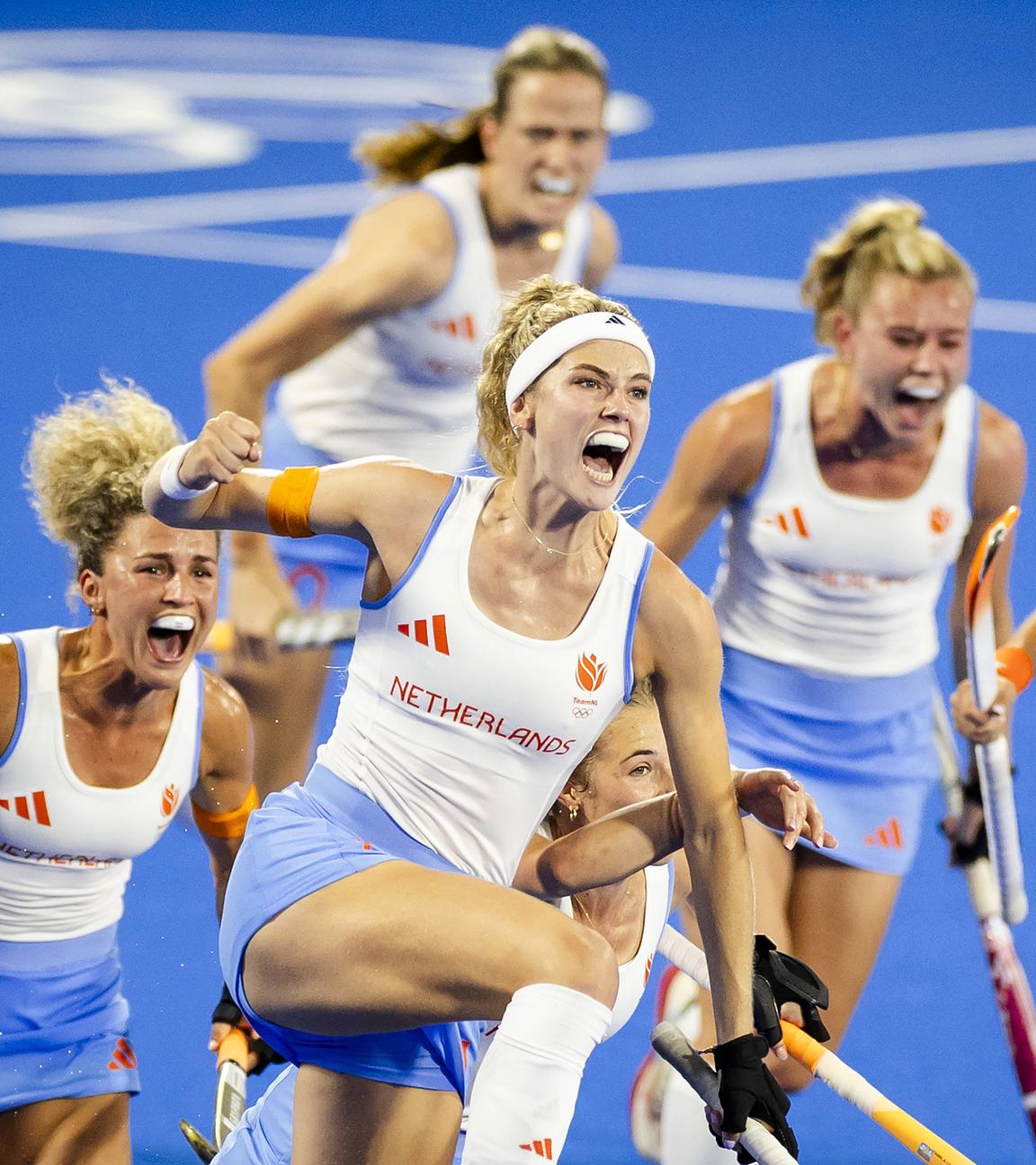 Niederländische Hockeyspielerinnen feiern das 1:1 im Hockeyfinale gegen China.