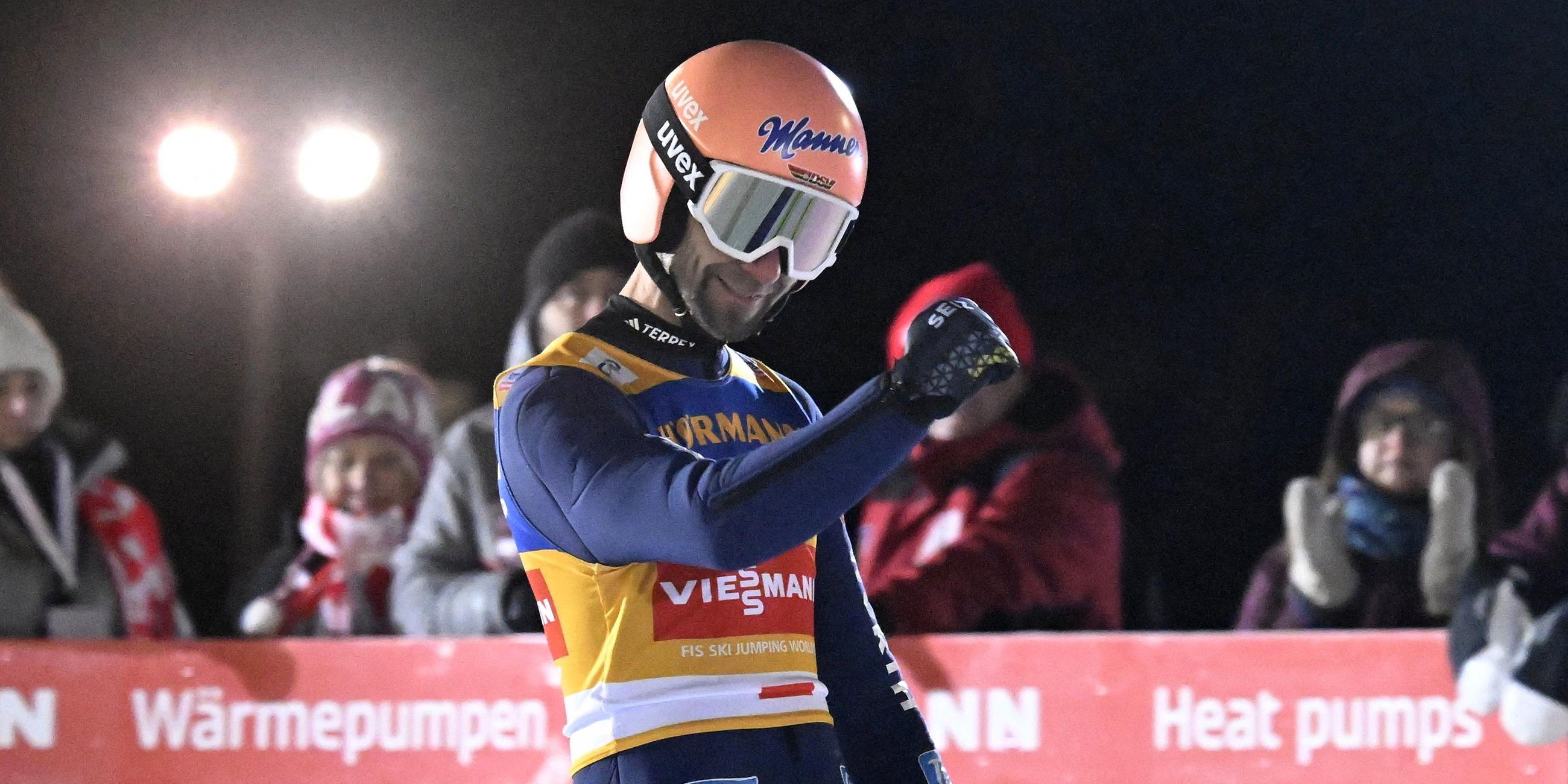 Der deutsche Sieger Pius Paschke jubelt nach dem zweiten Durchgang des Skispringens der Herren.