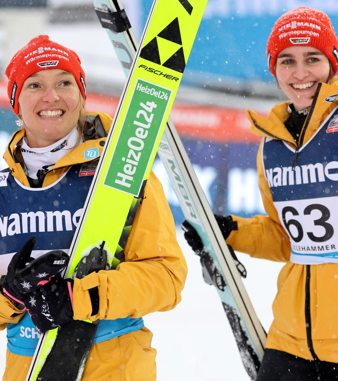 Die deutschen Skispringerinnen Katharina Schmid, links, und Selina Freitag jubeln.