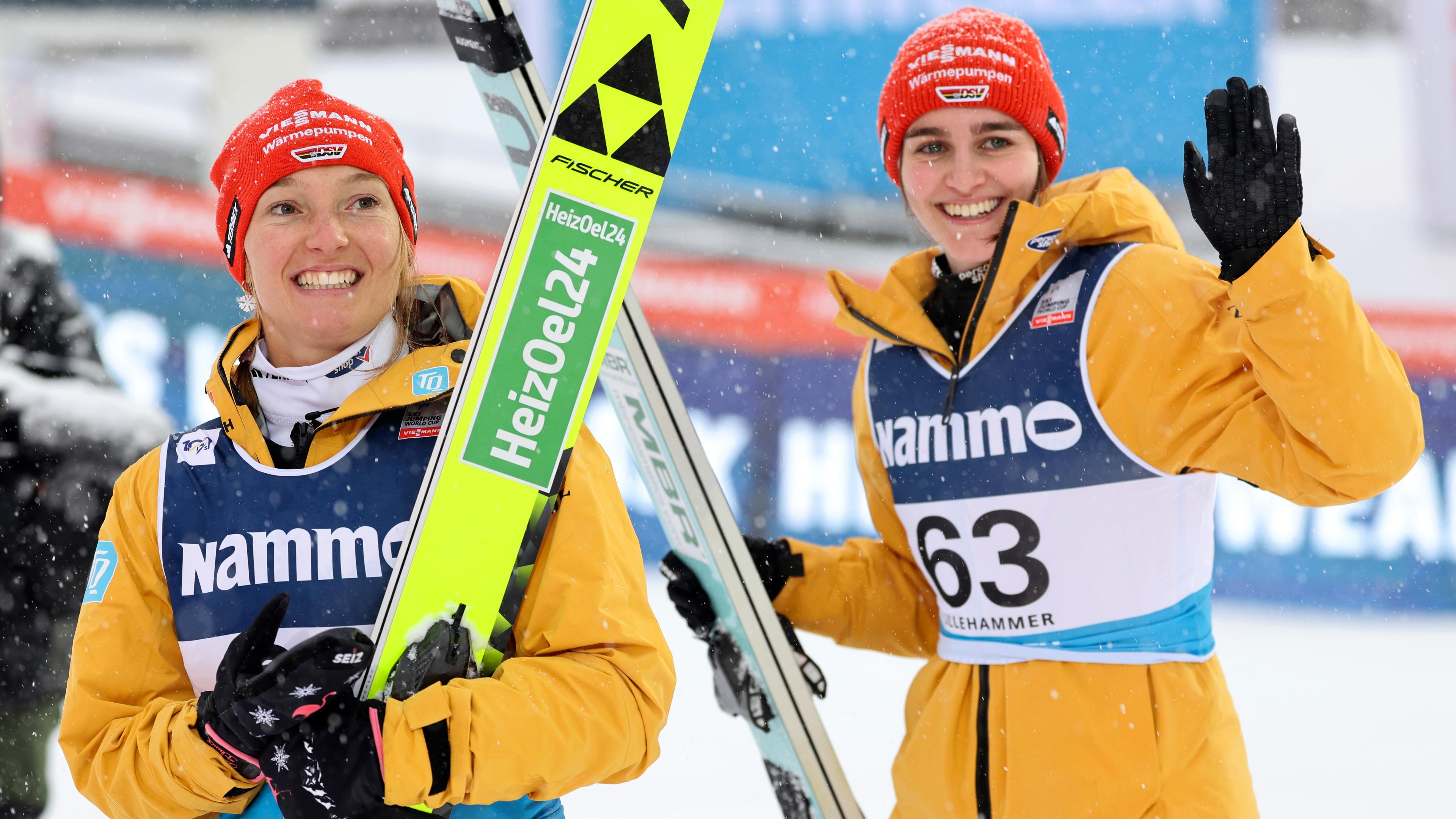 Die deutschen Skispringerinnen Katharina Schmid, links, und Selina Freitag jubeln.