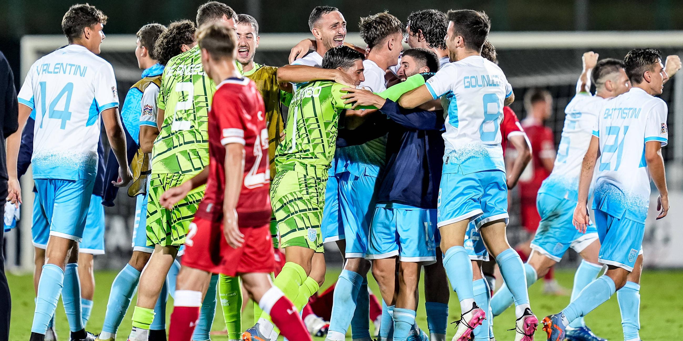 Die Spieler von San Marino feiern ihren historischen ersten Sieg im offiziellen Spiel am Ende des UEFA Nations League-Spiels zwischen San Marino und Liechtenstein im San Marino Stadium San Marino San Marino am 05. September 2024. 